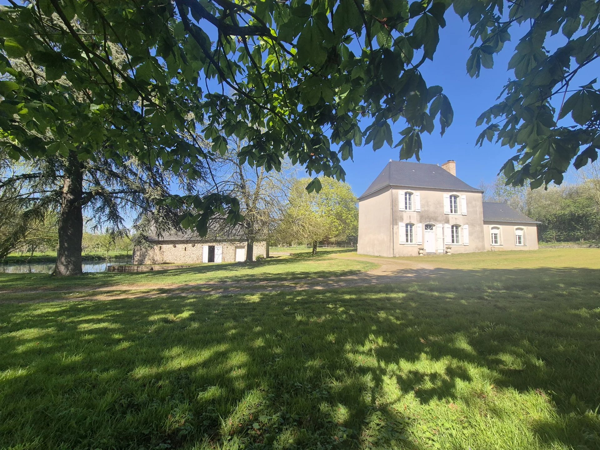 CHATEAU GONTIER SUR MAYENNE PROPRIETE AVEC MAISON DE MAITRE DE 160 M2 + DEPENDANCES DE 120 M2 AU SOL + ETANG + TERRAIN DE 2 HECTARES + PETITE MAISON EN LOCATION