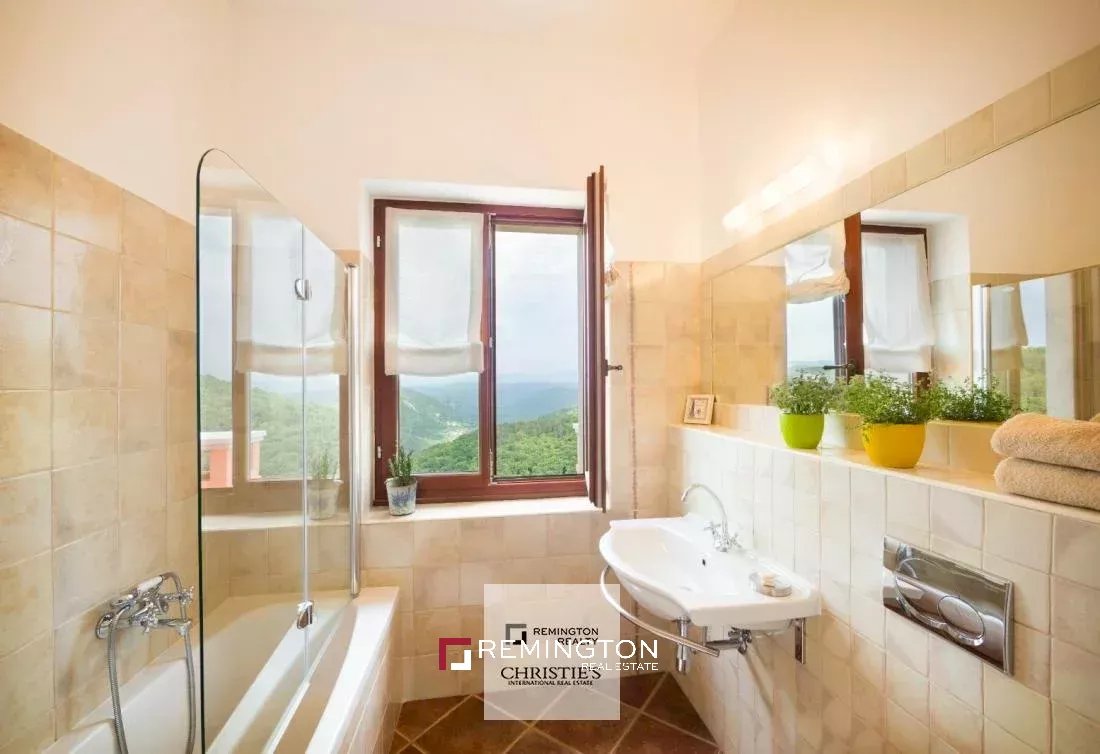 6 Bedroom Villa/Townhouse's Image 8