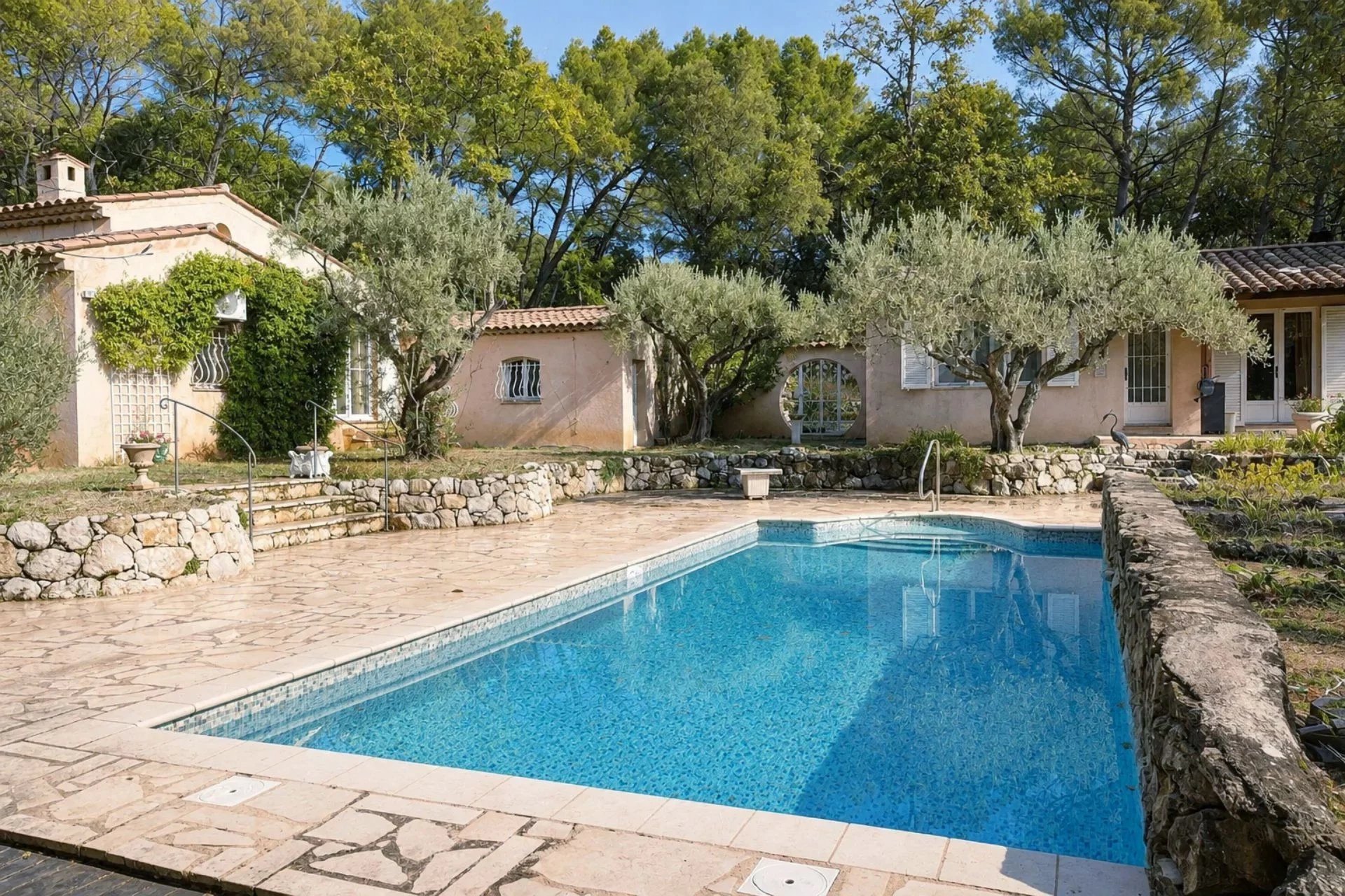 Single-storey villa with studio - Fayence