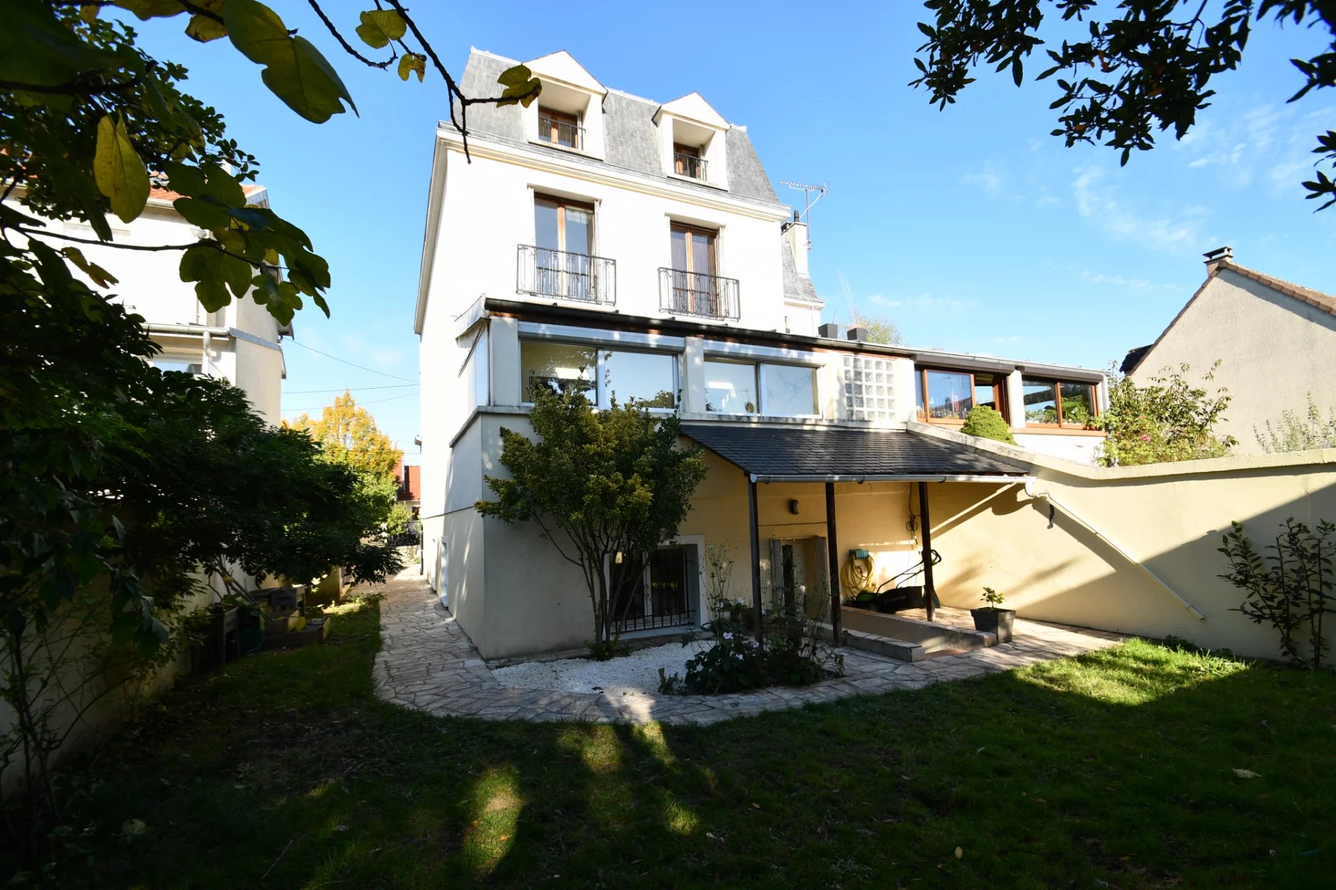 VENTE MAGNIFIQUE PAVILLON DE TYPE F7 VILLEMOMBLE