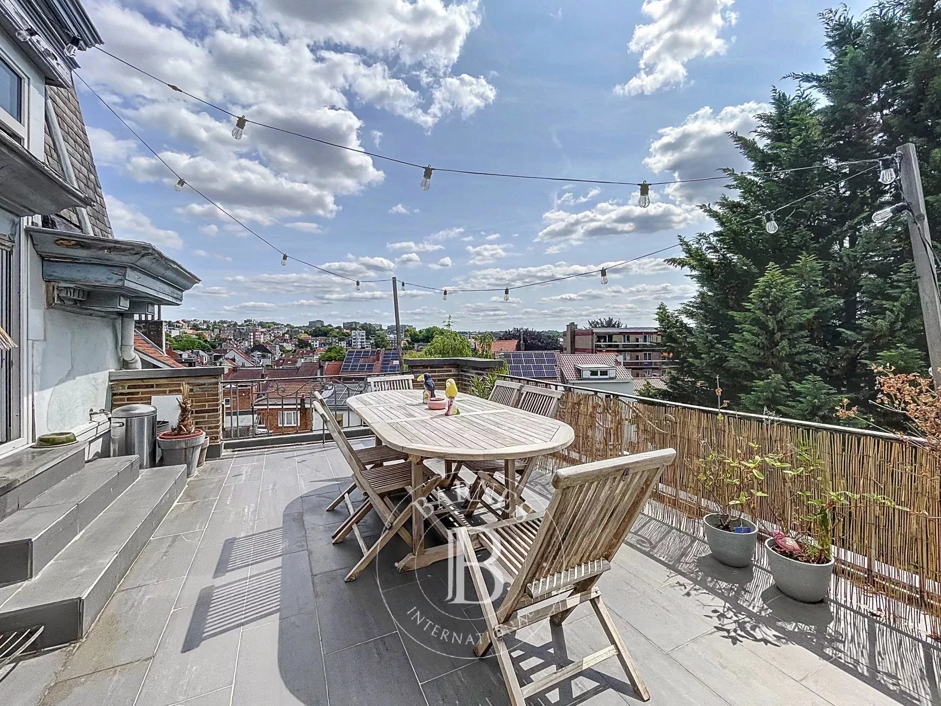 Uccle - Immeuble 3 façades à renover- 4 Logements- 3 Garages- Somptueux jardin