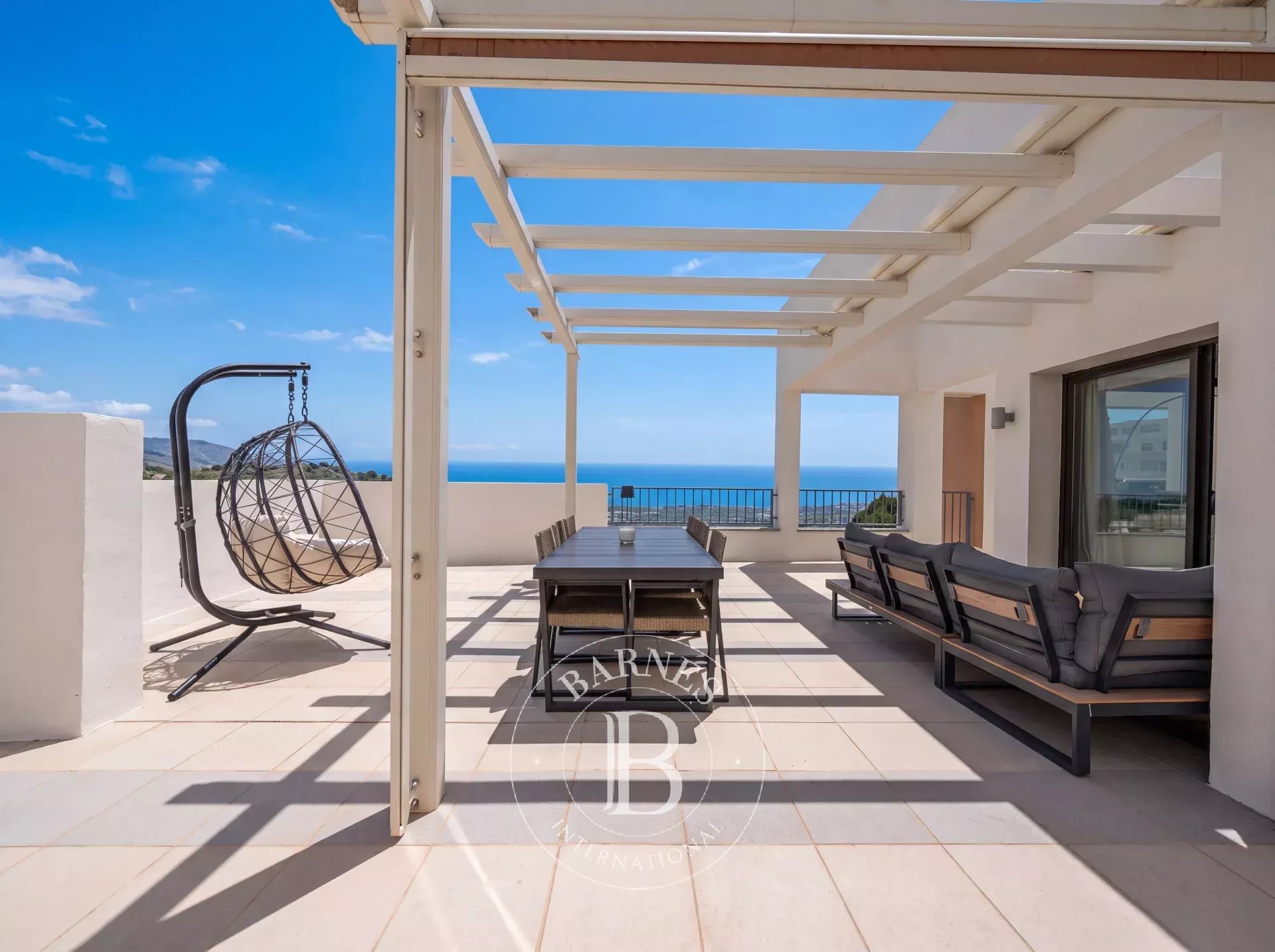 Ático contemporáneo con vistas panorámicas al mar y la montaña en Marbella Este