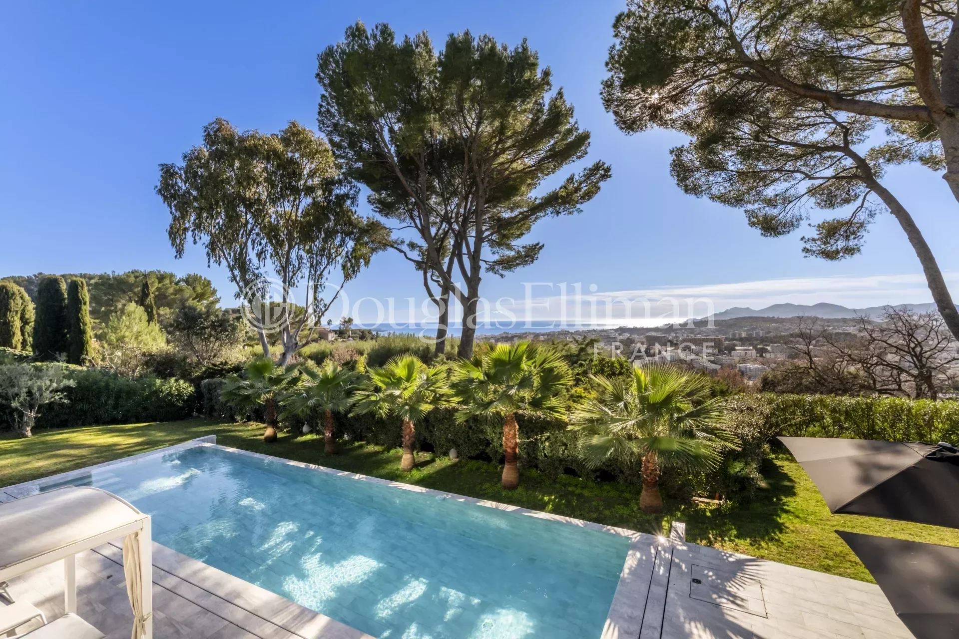 MOUGINS – Villa contemporaine avec vue panoramique - Image nᵒ2