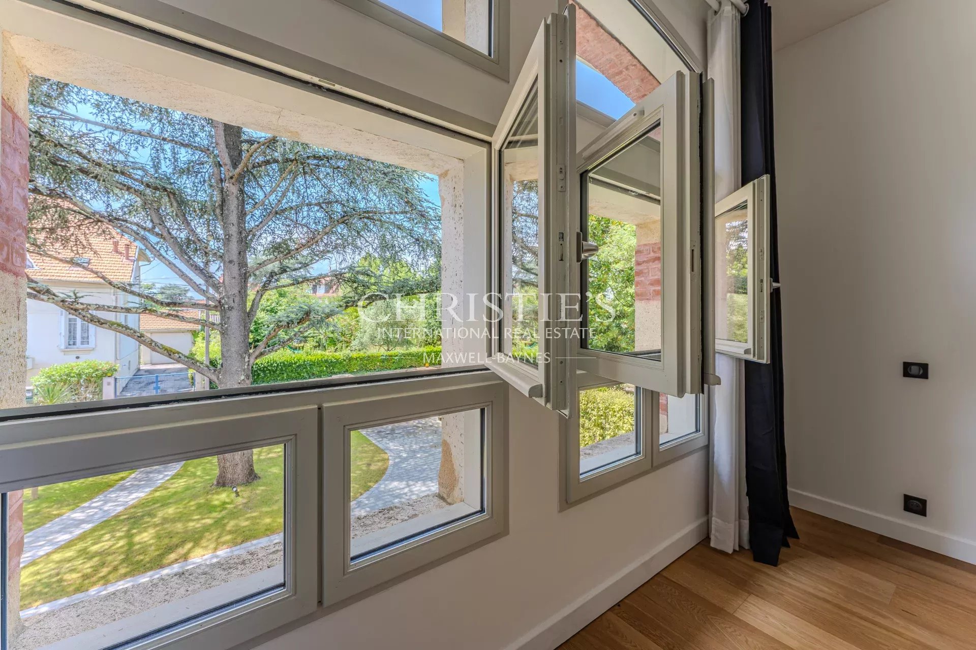 5 Bedroom Villa/Townhouse's Image 9