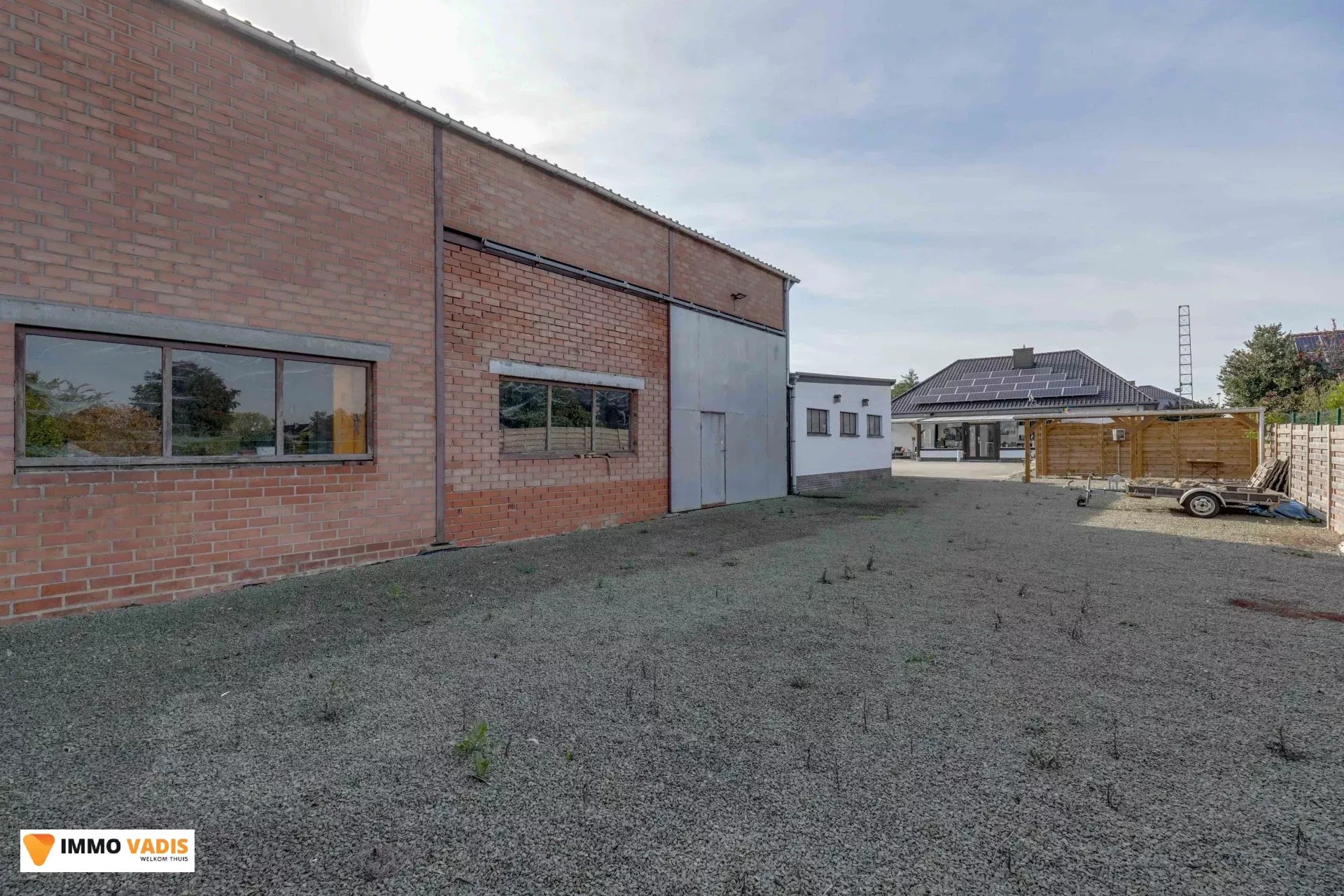 Te koop op lijfrente - Comfortabele villa met drie slaapkamers, twee garages en een magazijn.