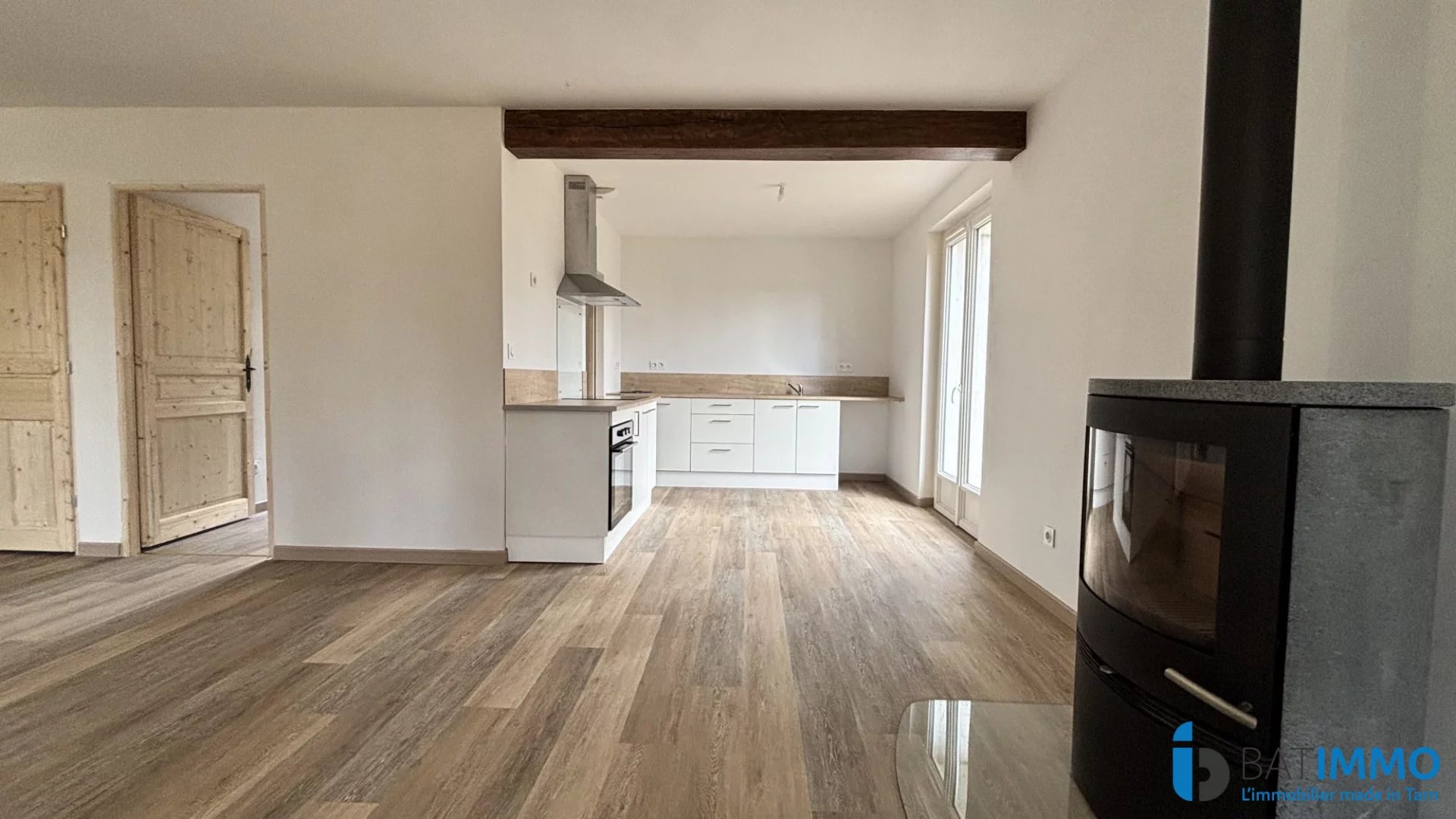 Maison rénovée avec terrain bordé de chênes