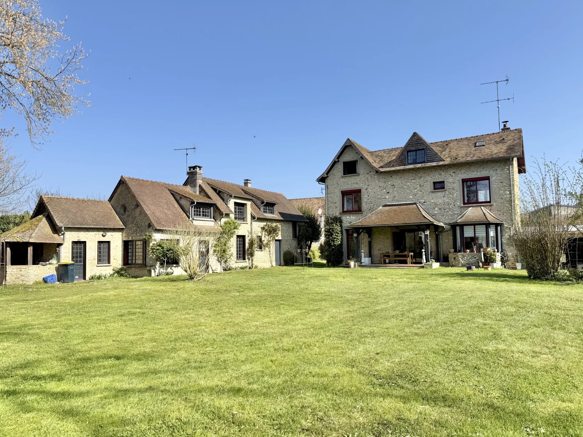 Propriété de caractère avec deux habitations, piscine et grand jardin à Ménilles