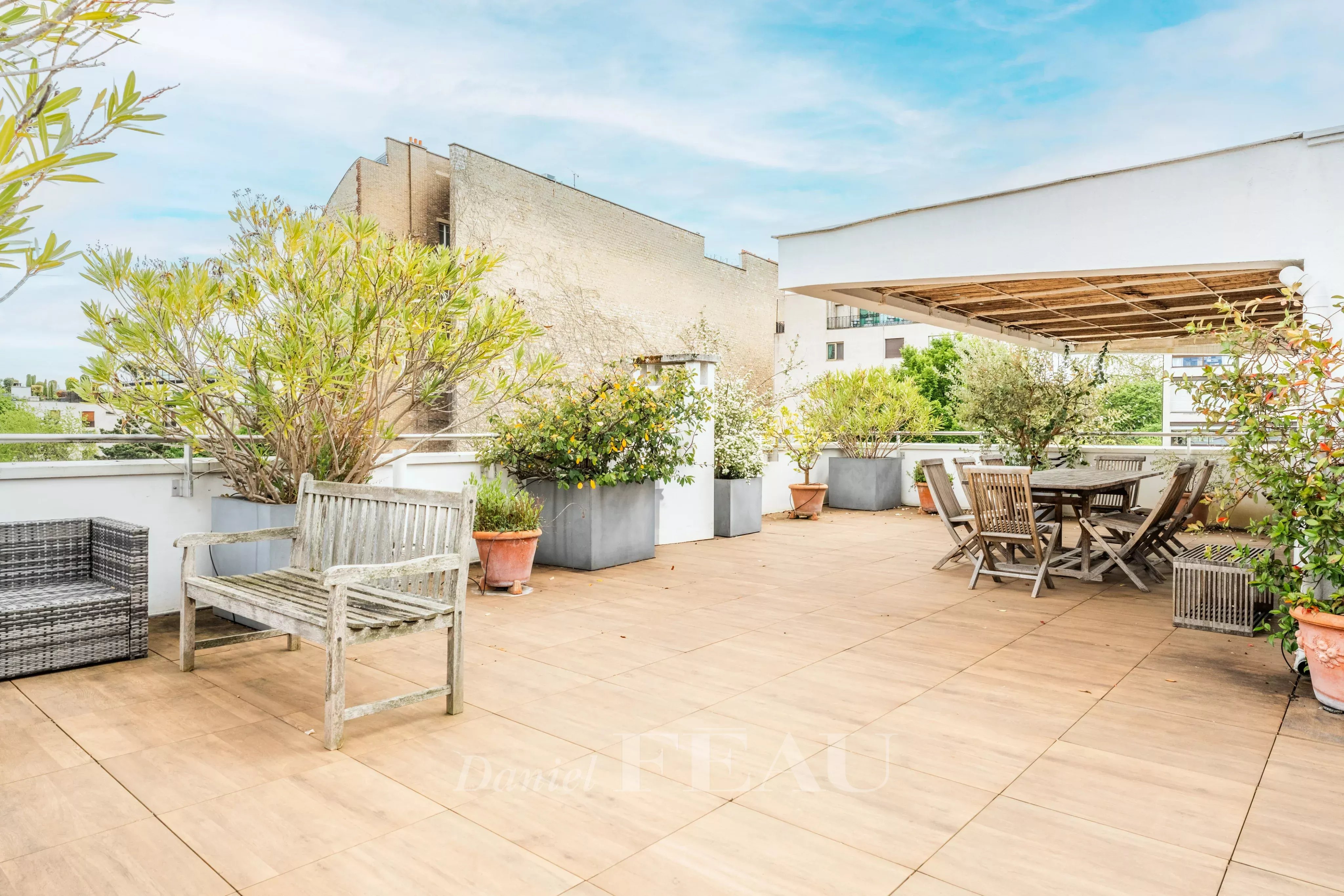 Neuilly-sur-Seine  -  A 4-bed apartment with an extensive terrace