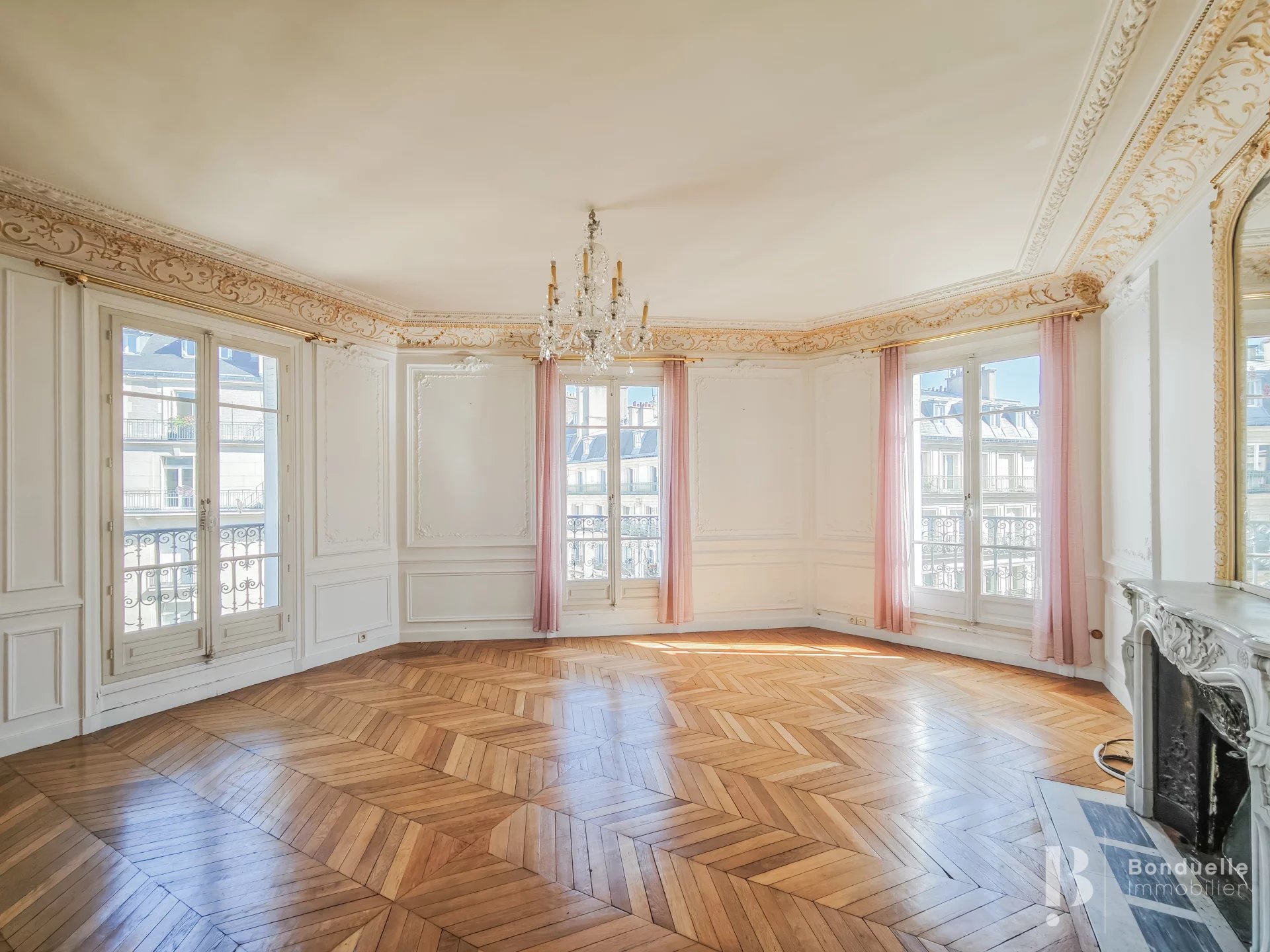 PARIS VIII - TERNES - RUE DE LA NEVA - A LOUER VIDE - SUPERBE 8 PIECES 5 CHAMBRES AU 5E ETAGE DE 246 M² - BALCON FILANT - DISPONIBLE DEBUT SEPTEMBRE - CAVE
