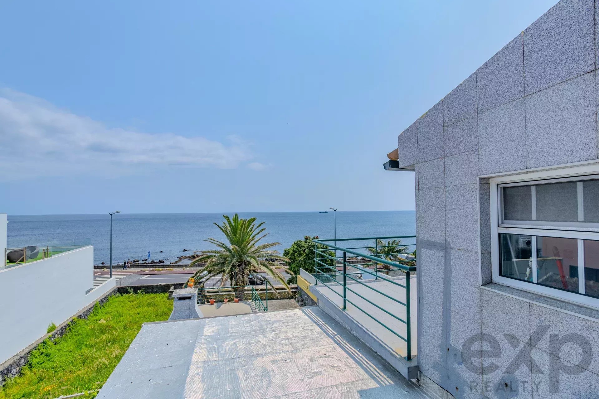 Moradia with 3 Independent Units, Uninterrupted Sea View and Current Rental Income – Central Location