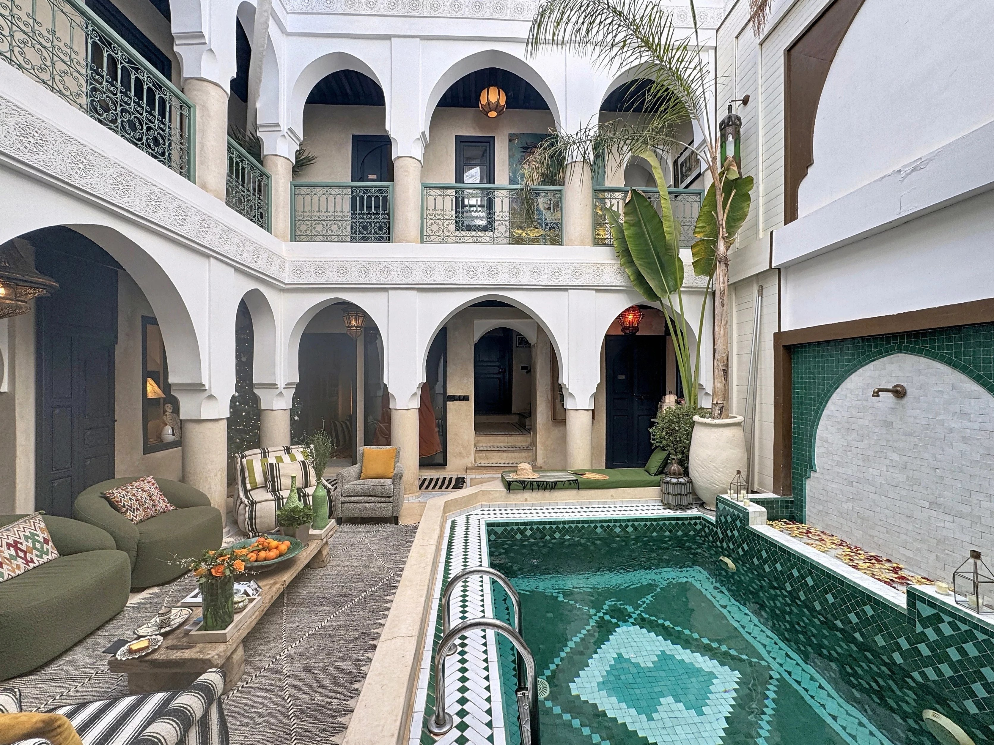 RIAD DE PRESTIGE A VENDRE – PISCINE CHAUFFEE ET ROOFTOP AU CŒUR DE LA MEDINA
