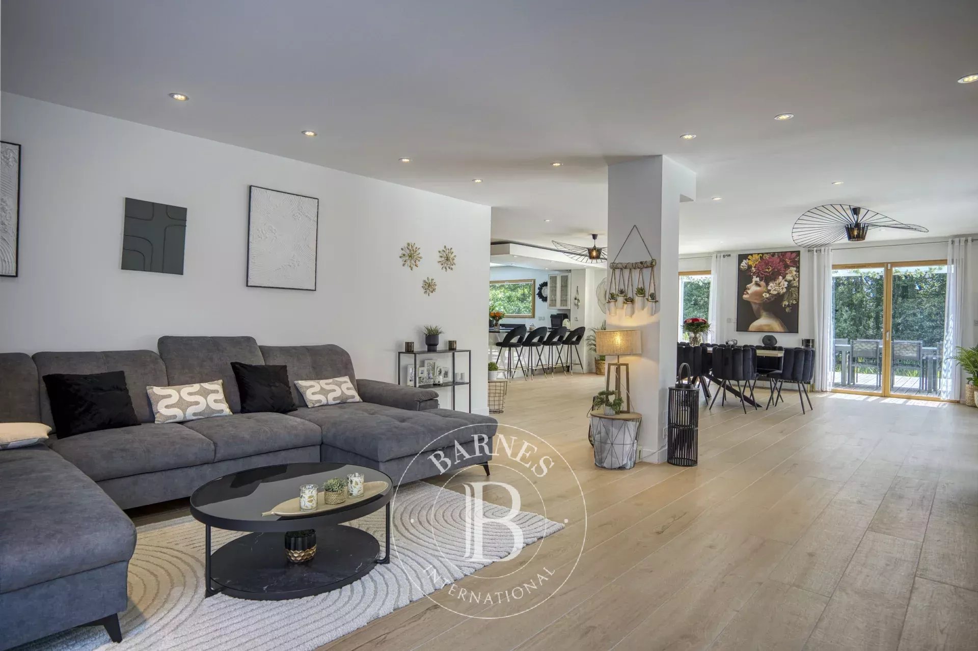 BARNES Pays de Gex – DIVONNE-LES-BAINS – SECTEUR RÉSIDENTIEL – VILLA D’ARCHITECTE RÉNOVÉE AVEC PISCINE - picture 15