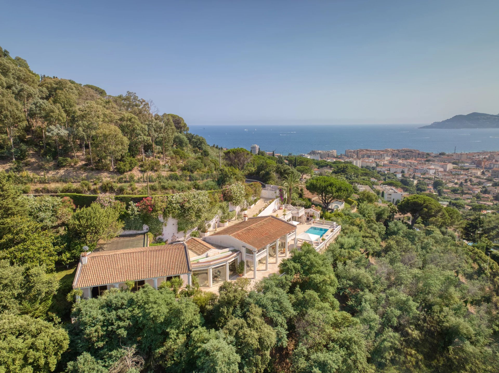 EXCLUSIVITÉ CANNES- Propriété d'Exception avec Volumes Imposants et Prestations Luxueuses