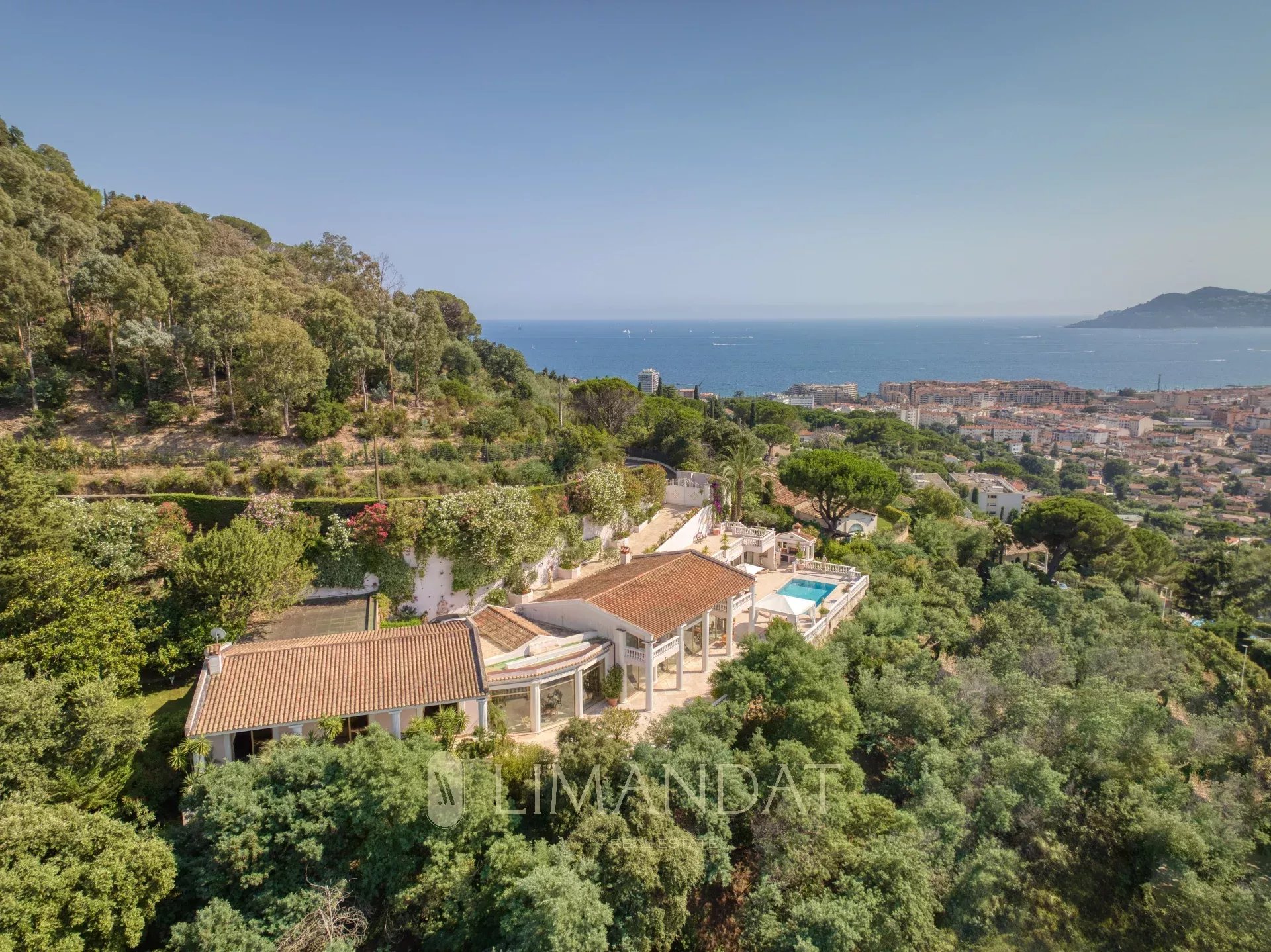 EXCLUSIVITÉ CANNES- Propriété d'Exception avec Volumes Imposants et Prestations Luxueuses