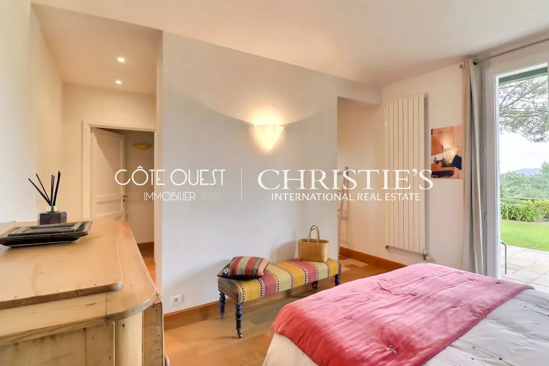 6 Bedroom Villa/Townhouse's Image 12