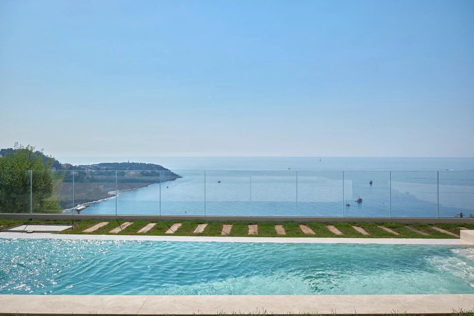 ROQUEBRUNE-CAP-MARTIN - 250M2 CALIFORNIA-STYLE VILLA, PANORAMIC SEA VIEW, SWIMMING POOL, STEPS FROM THE BEACHES