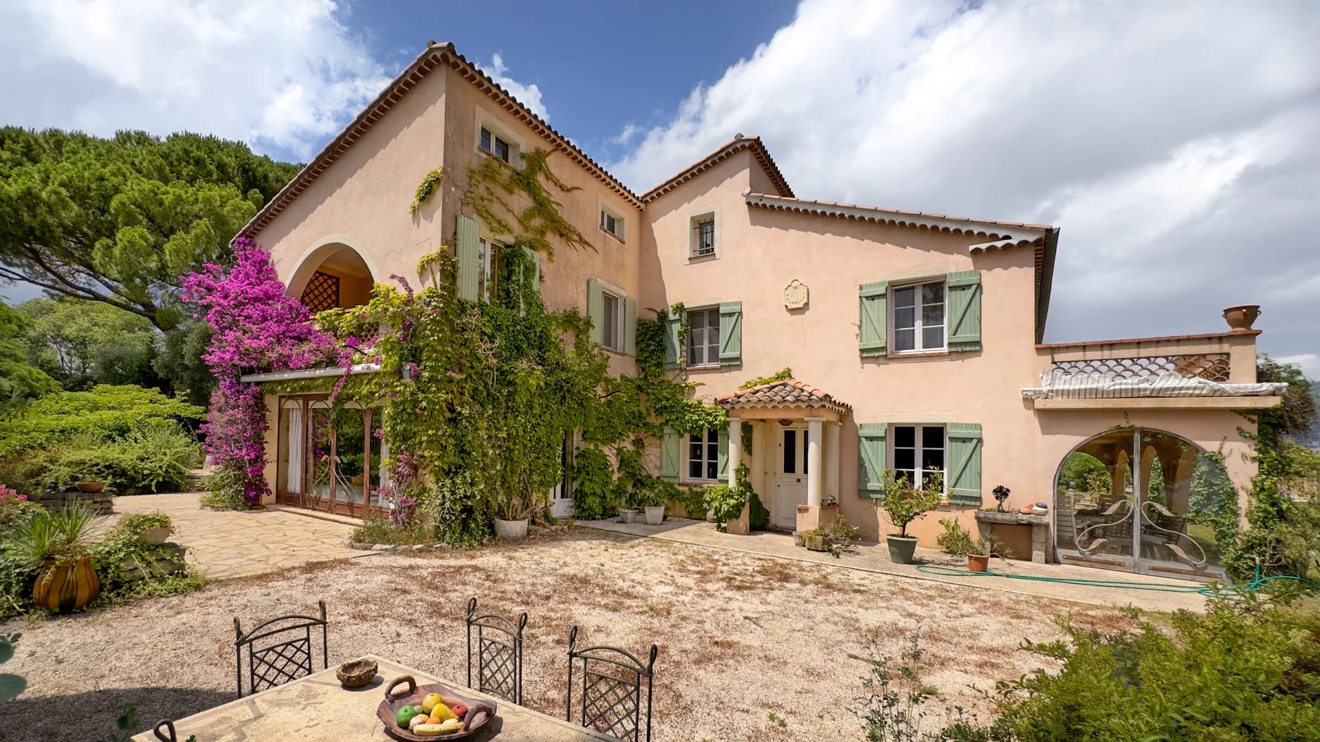 06250 MOUGINS VILLA