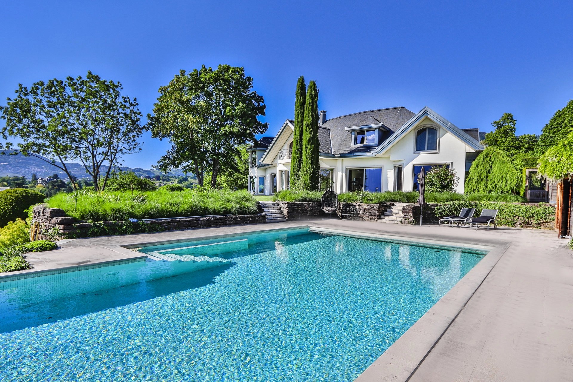 Property with an exceptional view of the lake