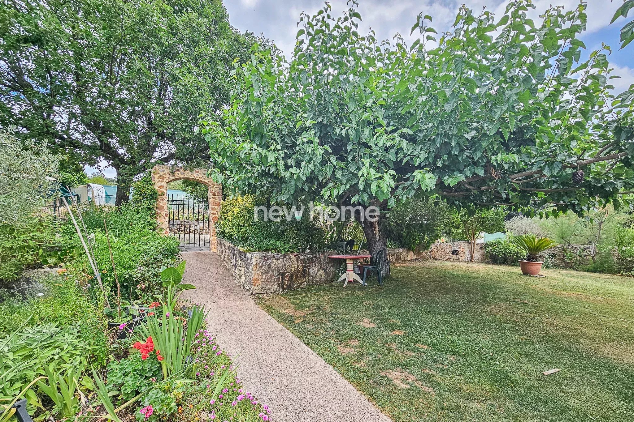 Charme authentique entre Lorgues et Draguignan : bastidon rénové avec jardin arboré et piscine