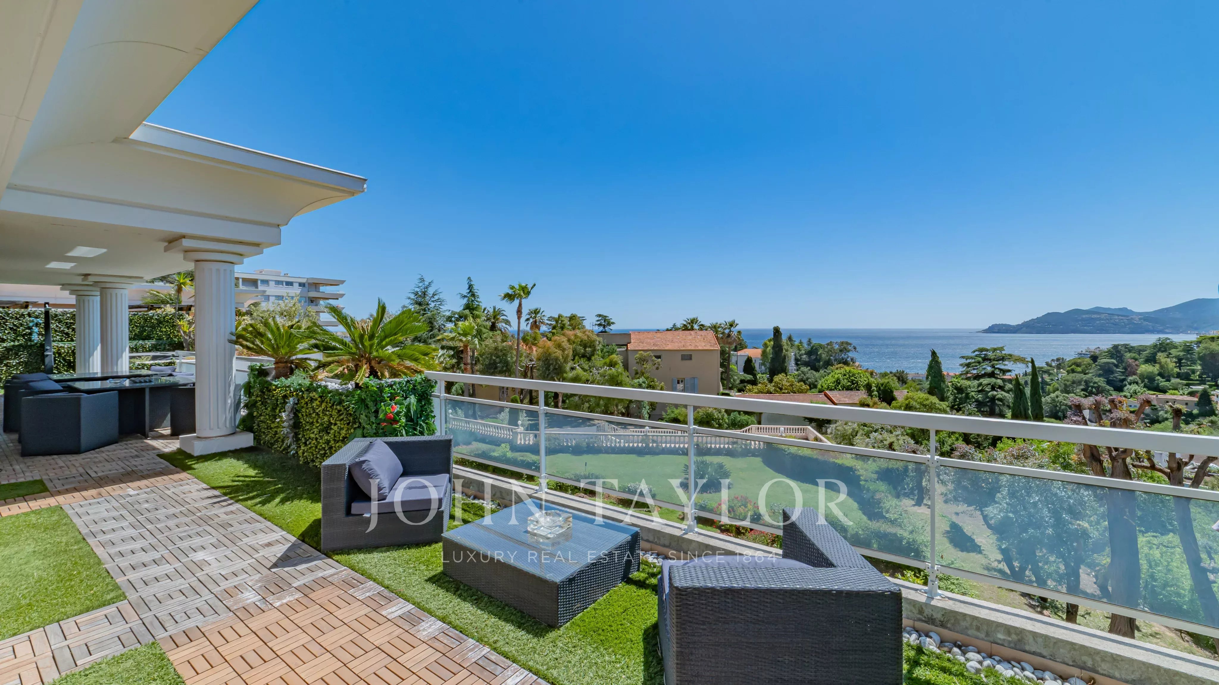 Superbe penthouse dans petite copropriété avec vue mer