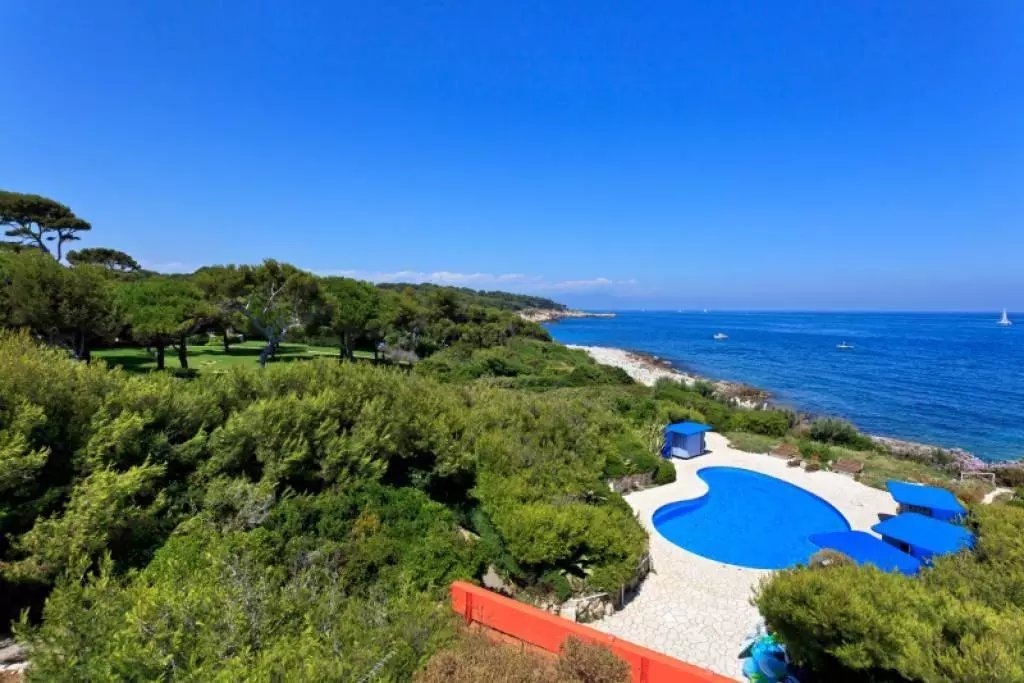 Propriété avec parc situé en face de la mer au Cap d'Antibes