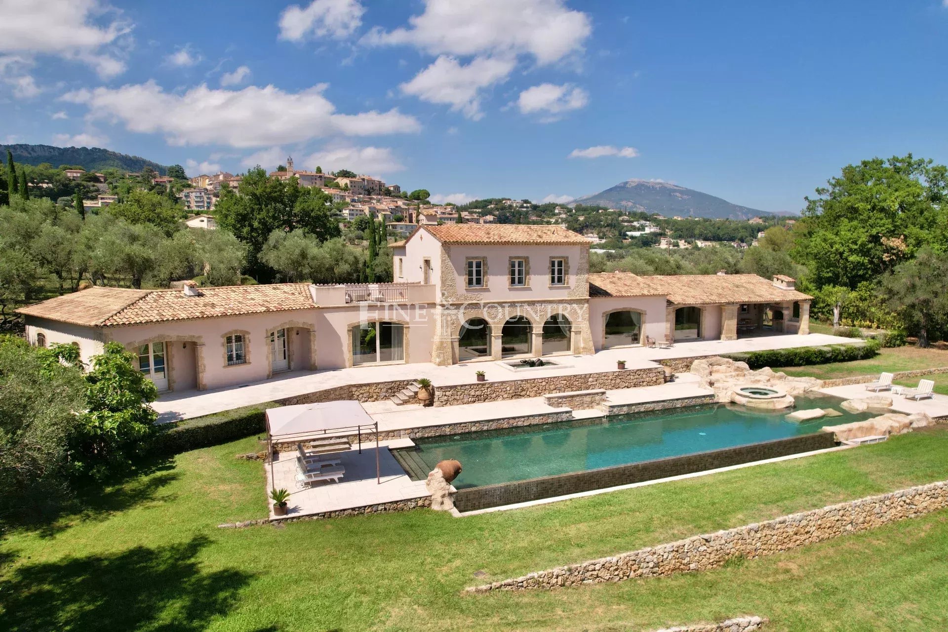 Photo of Villa for sale in Chateauneuf-de-Grasse, Cote d'Azur