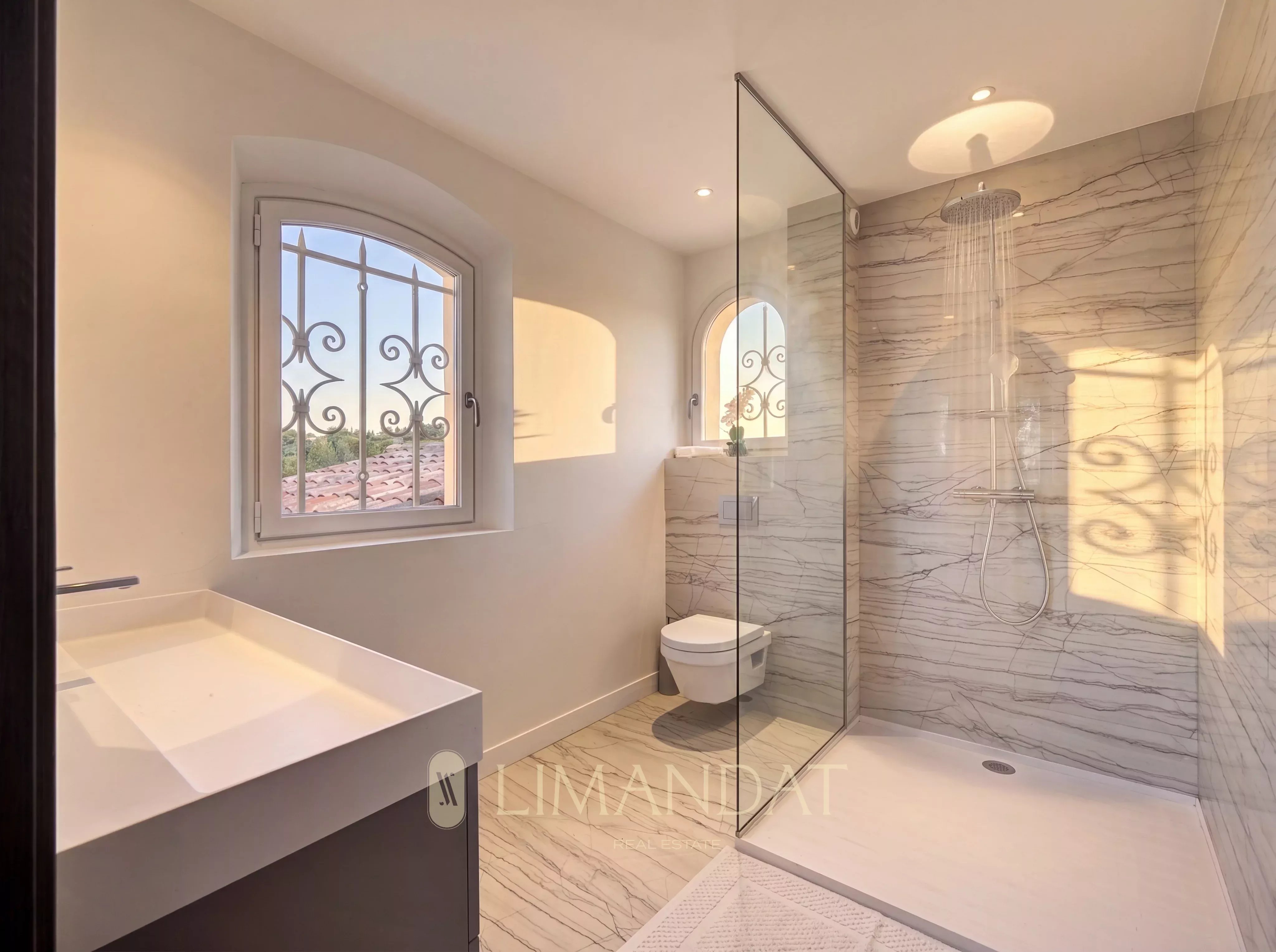 Location longue durée | Mougins – Villa néo-provençale 5 suites, piscine, parc paysager 3 500 m²