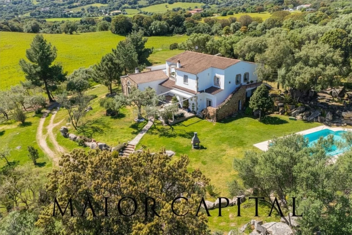 Olbia, villa di charme con piscina immersa nella natura