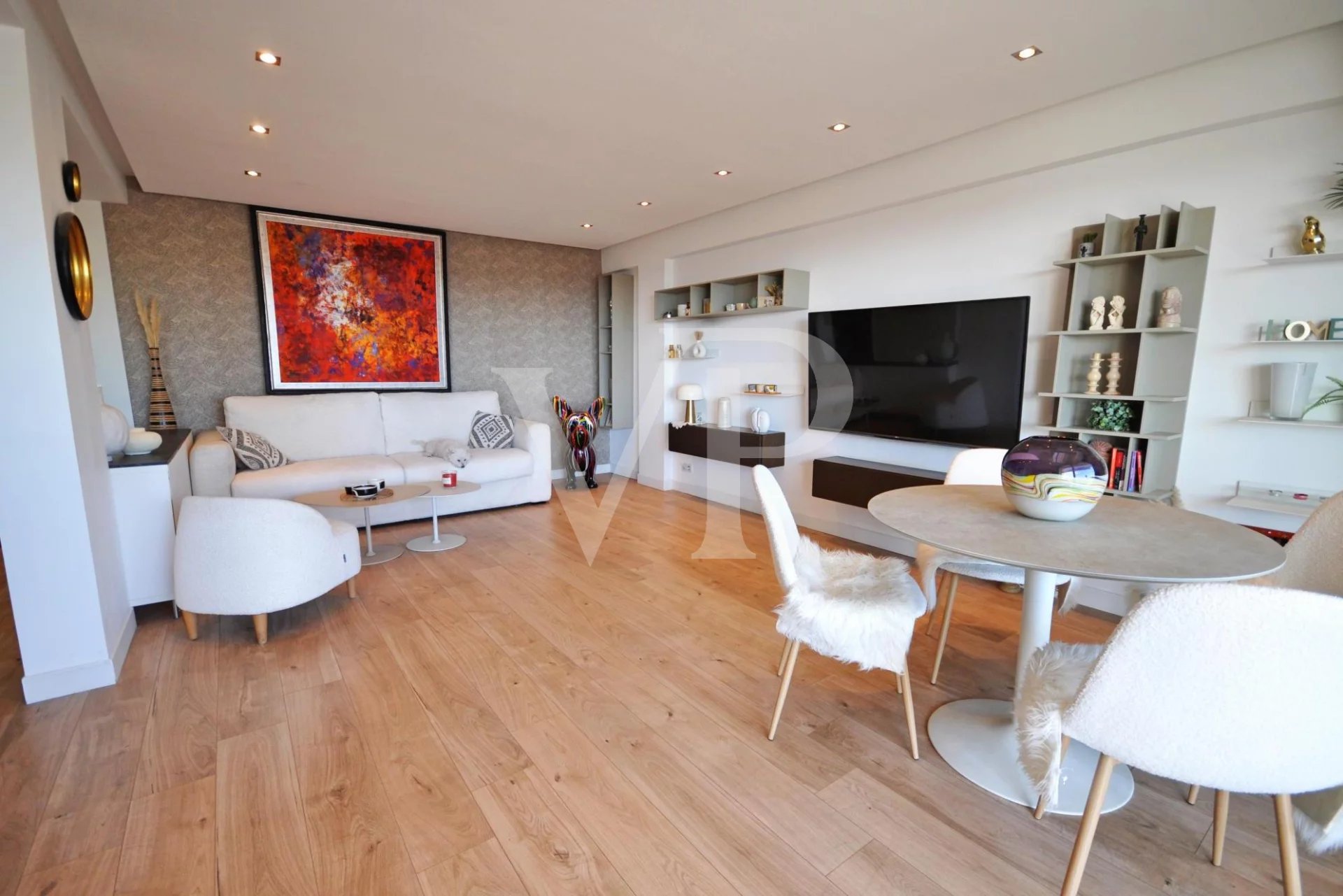 SEA VIEW APARTMENT BETWEEN TOWN AND POINTE CROISETT