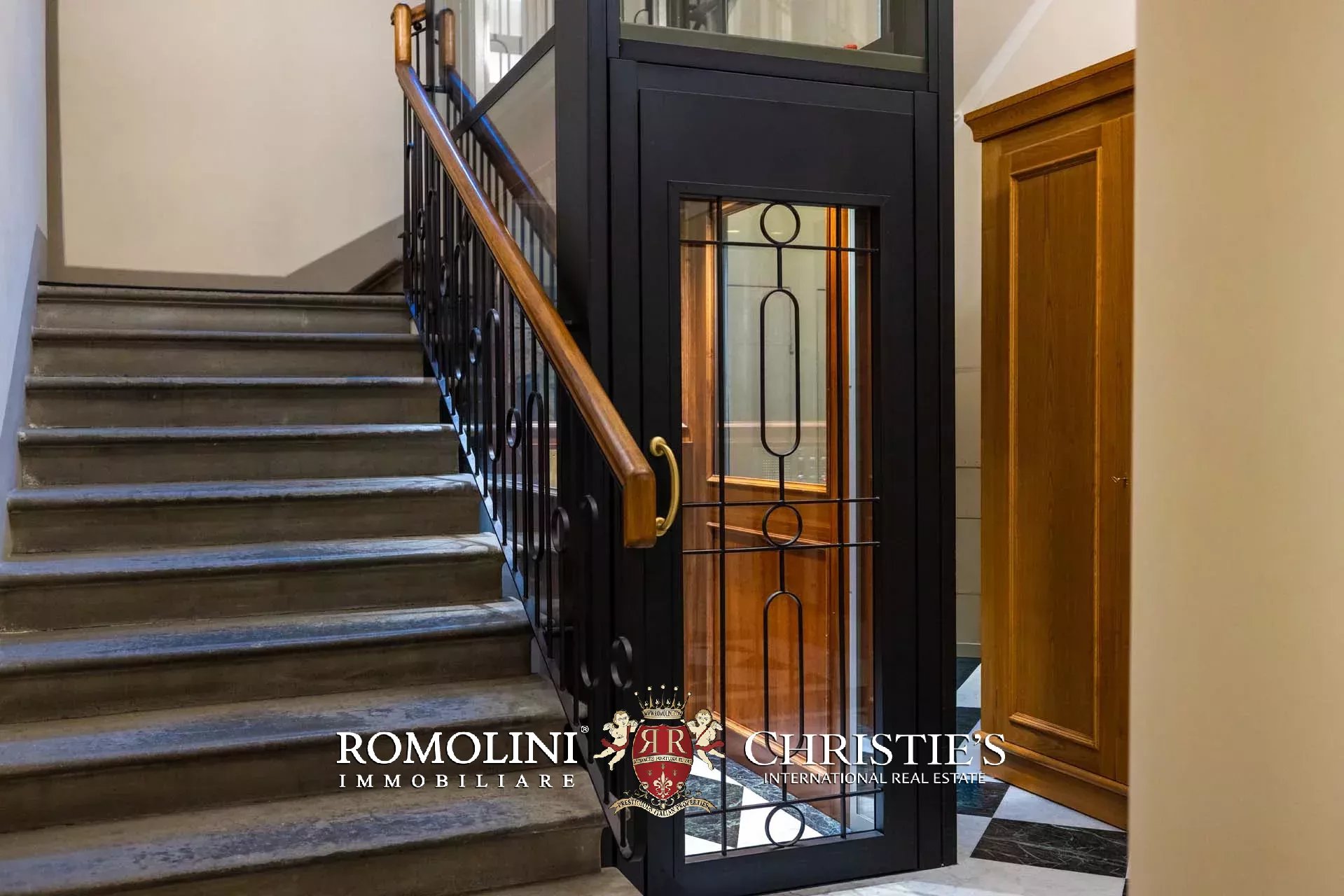 PRACHTVOLLER RESTAURIERTER PALAZZO MIT BLICK AUF DAS HISTORISCHE ZENTRUM VON FLORENZ ZU VERKAUFEN