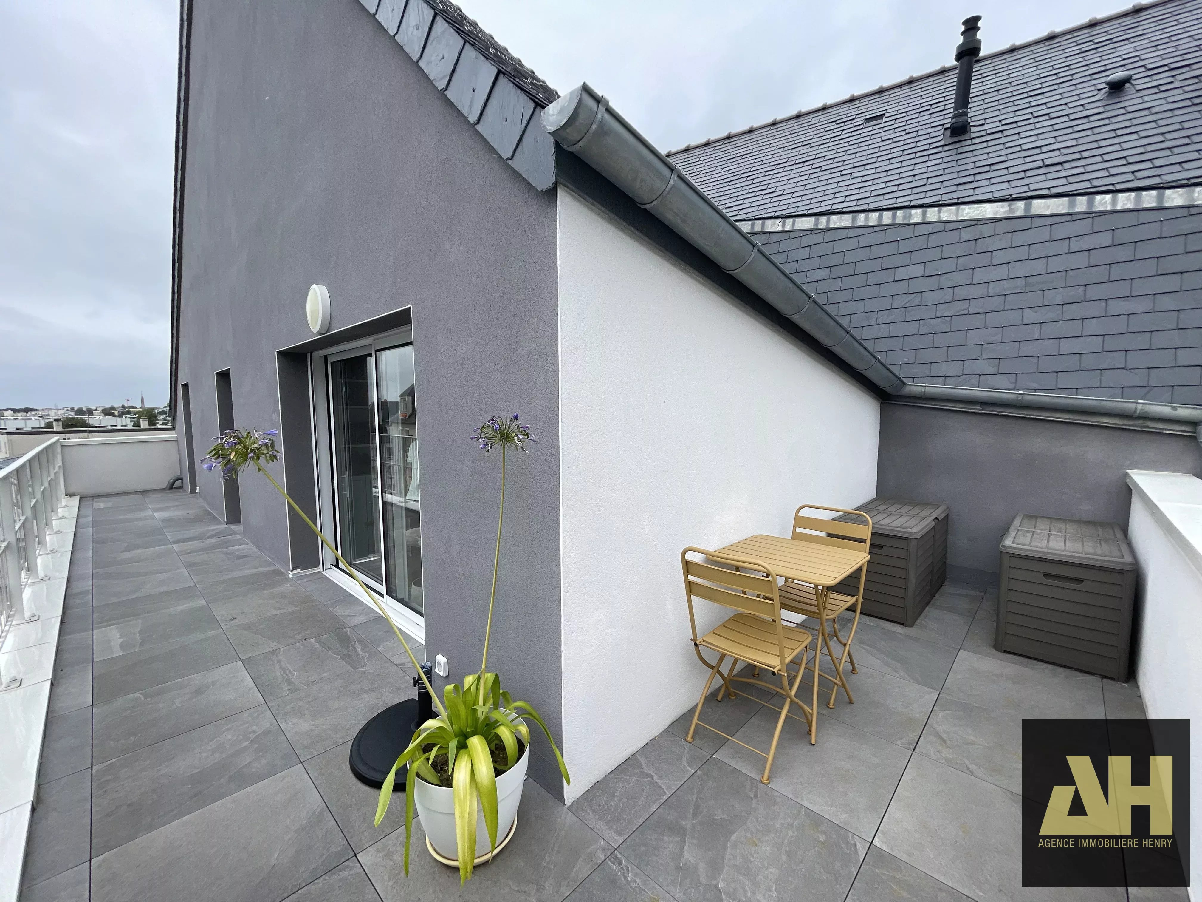 EXCLUSIVITE BREST - BEL APPARTEMENT T3 AVEC GRANDE TERRASSE ET PARKING PRIVÉ COUVERT - RÉSIDENCE RÉCENTE DE STANDING - ASCENSEUR
