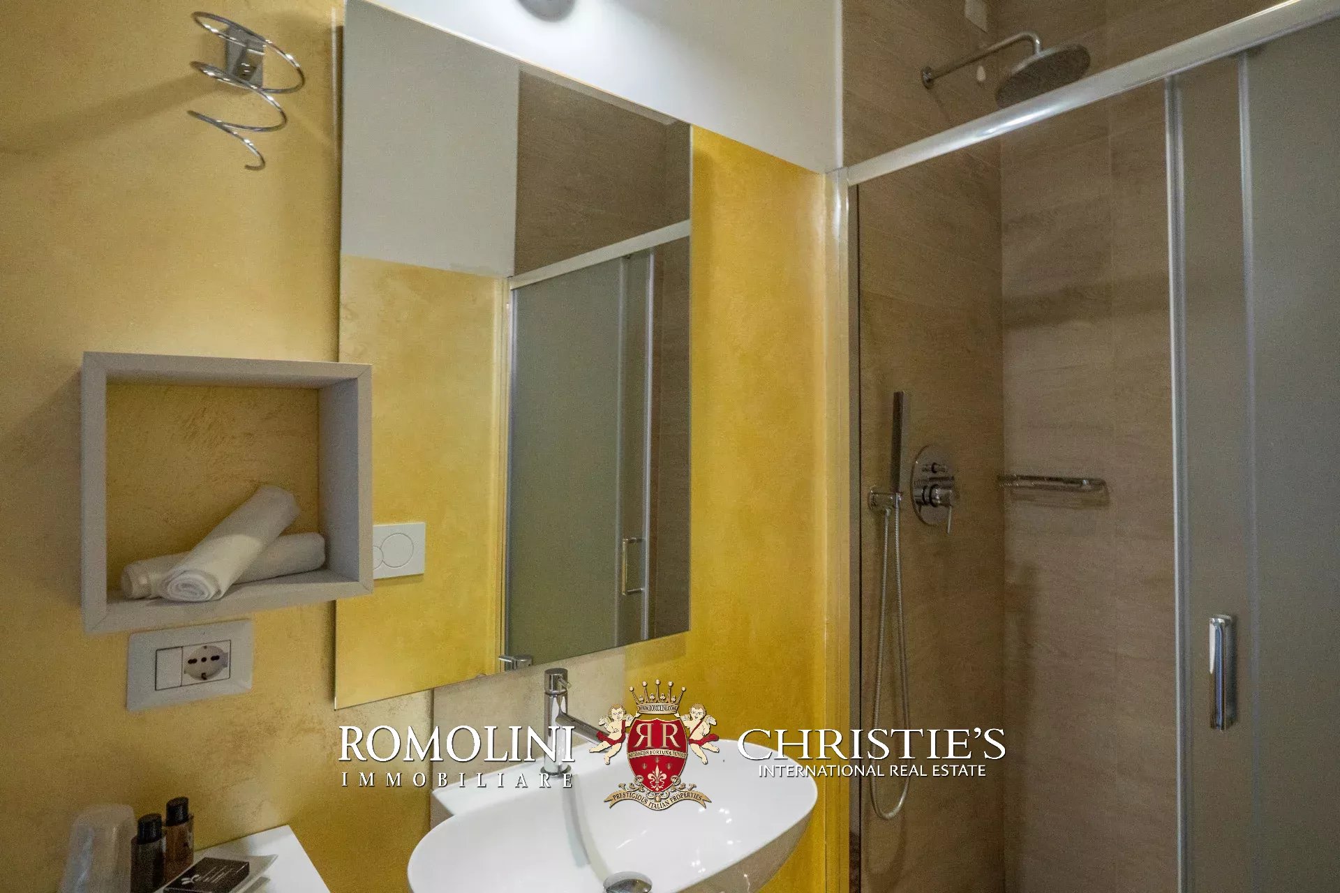6 Bedroom Villa/Townhouse's Image 31