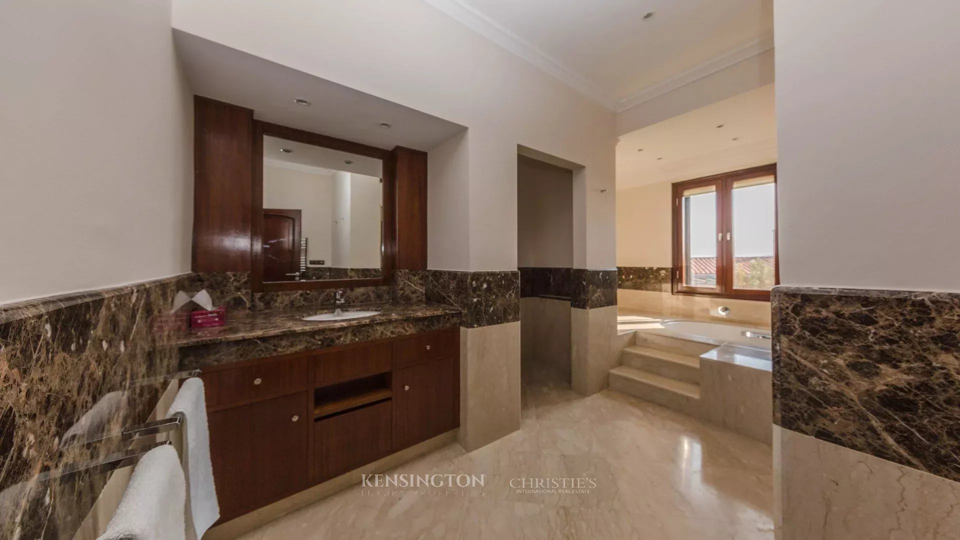 6 Bedroom Villa/Townhouse's Image 22