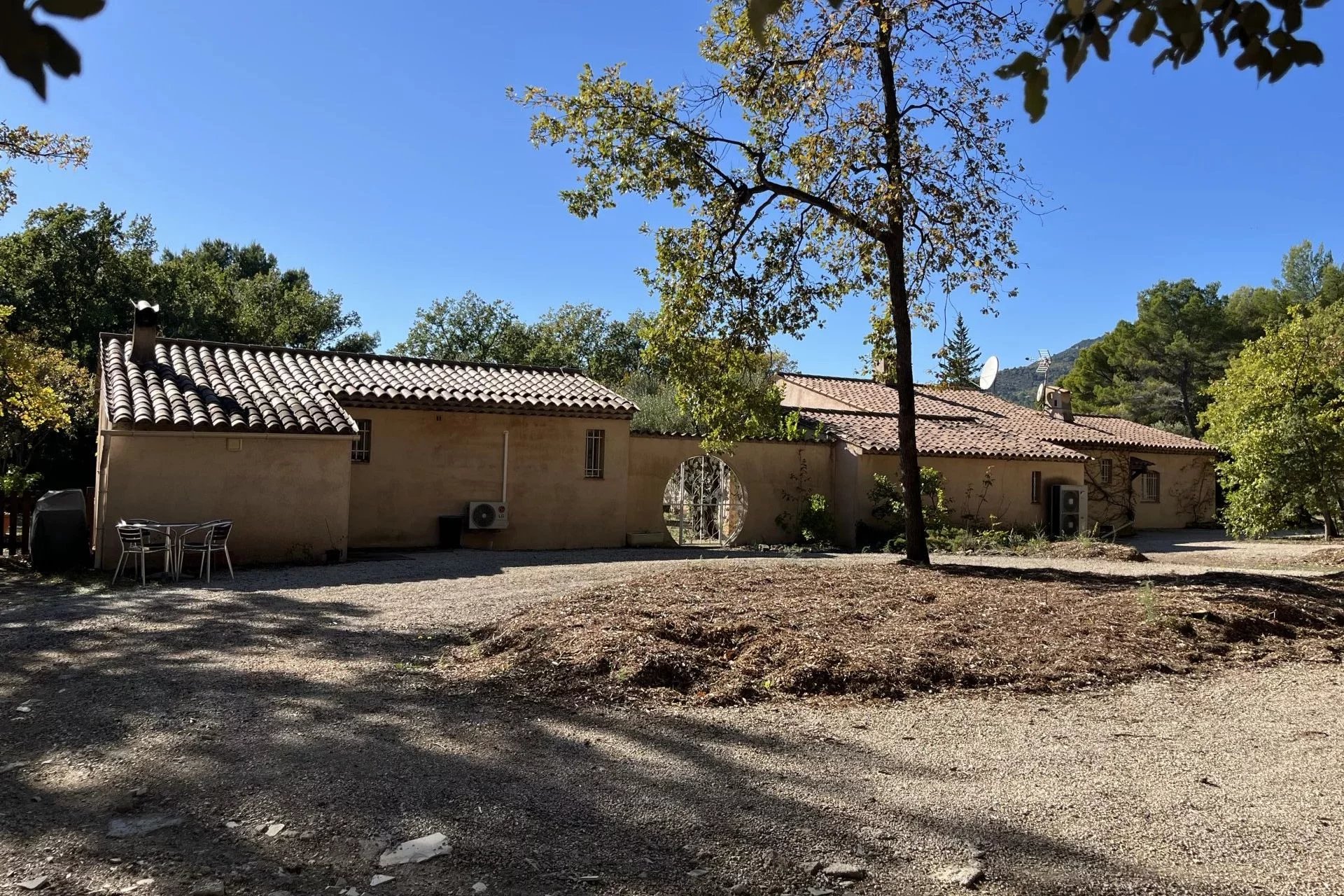 Single-storey villa with studio - Fayence