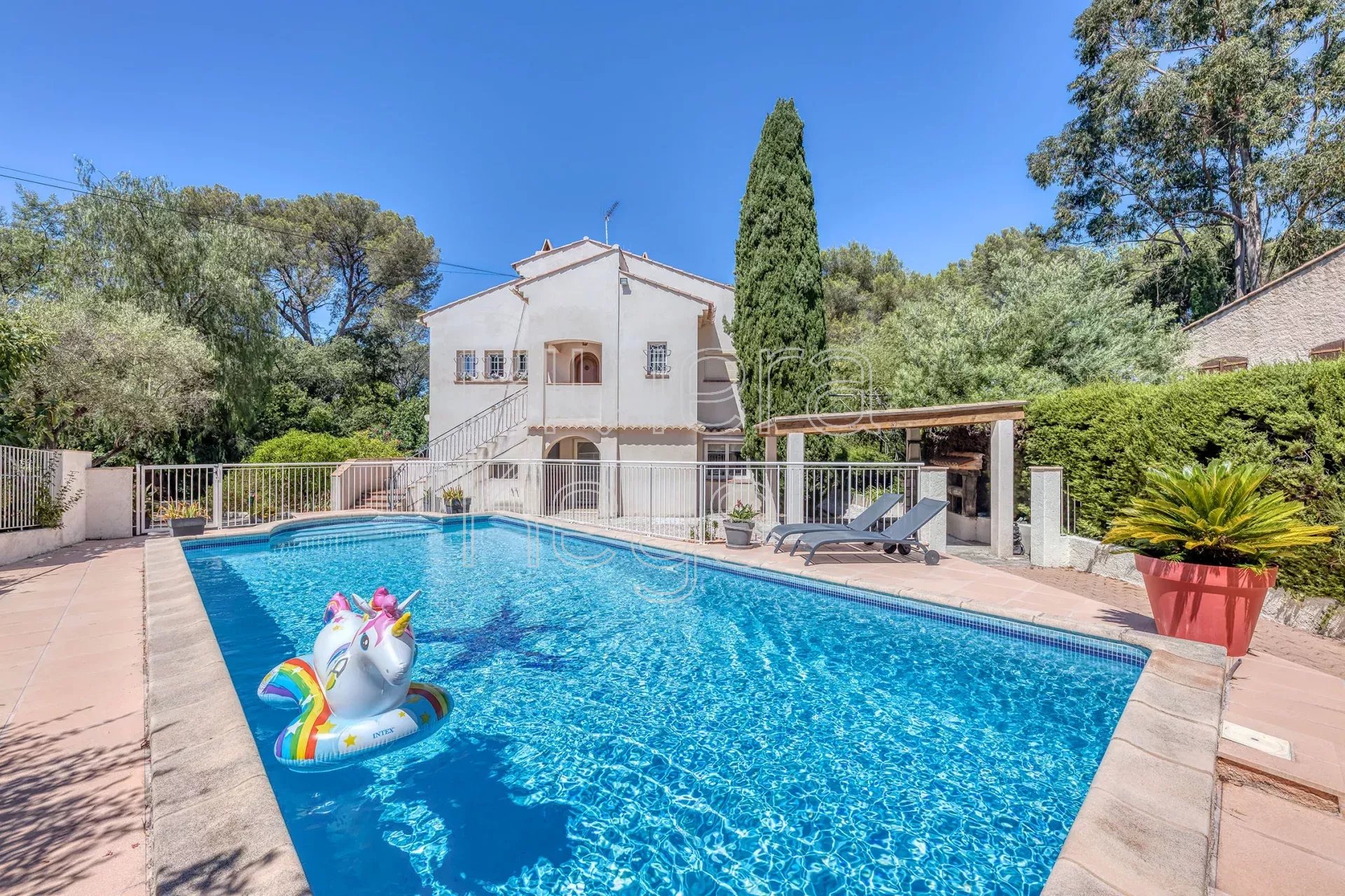 SAINT-RAPHAËL/BOULOURIS: Lägenhet med 5 rum och kök, trädgård, pool och terrasser, i ett lugnt läge bara ett stenkast från havet