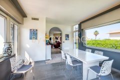 in Antibes, there is a beautiful villa of over 200m², located in a completely peaceful environment, with a swimming pool and views of the sea and mountains — photo 3 of 7