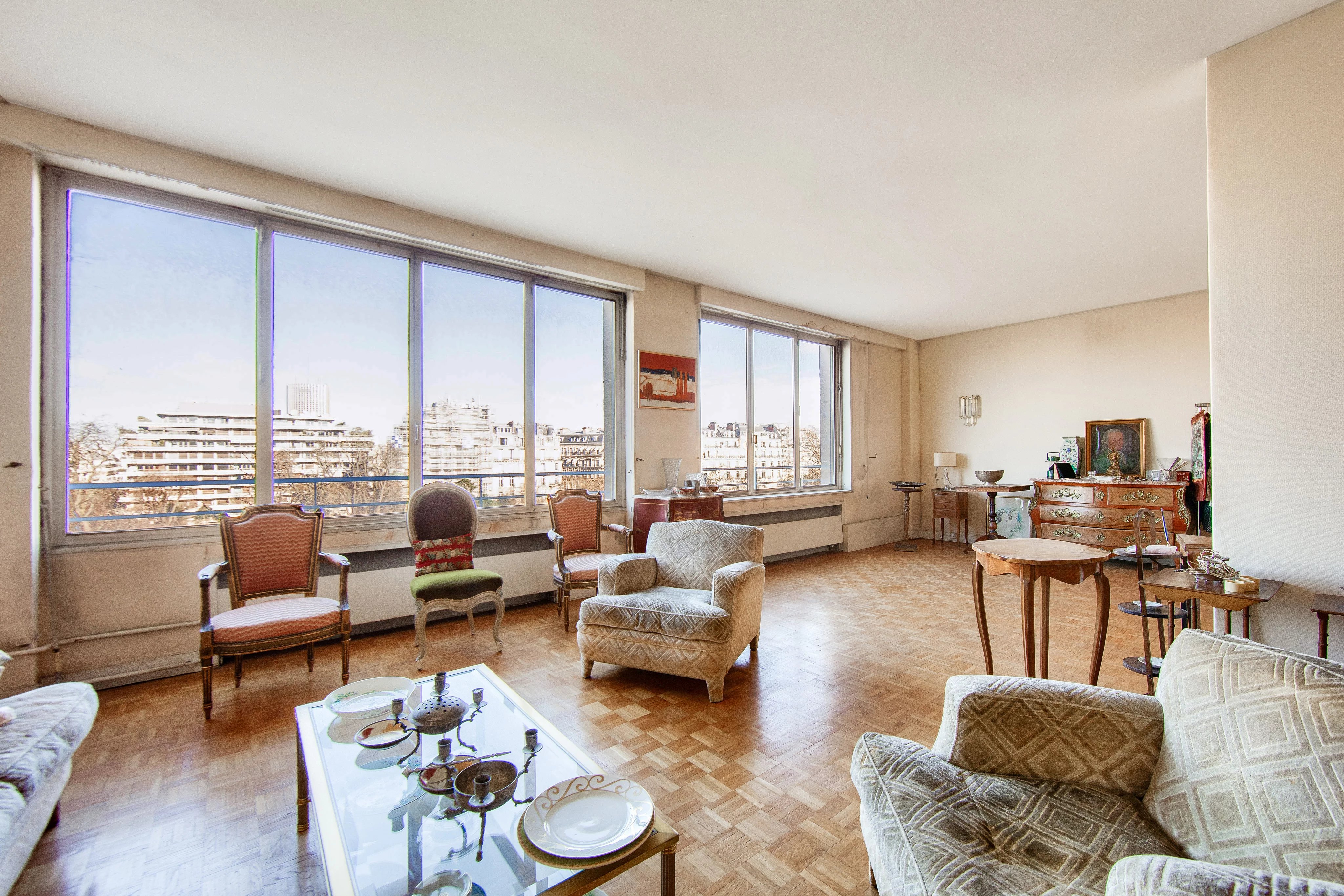 Avenue Foch - Potentially 3 bedroom apartment to be renovated