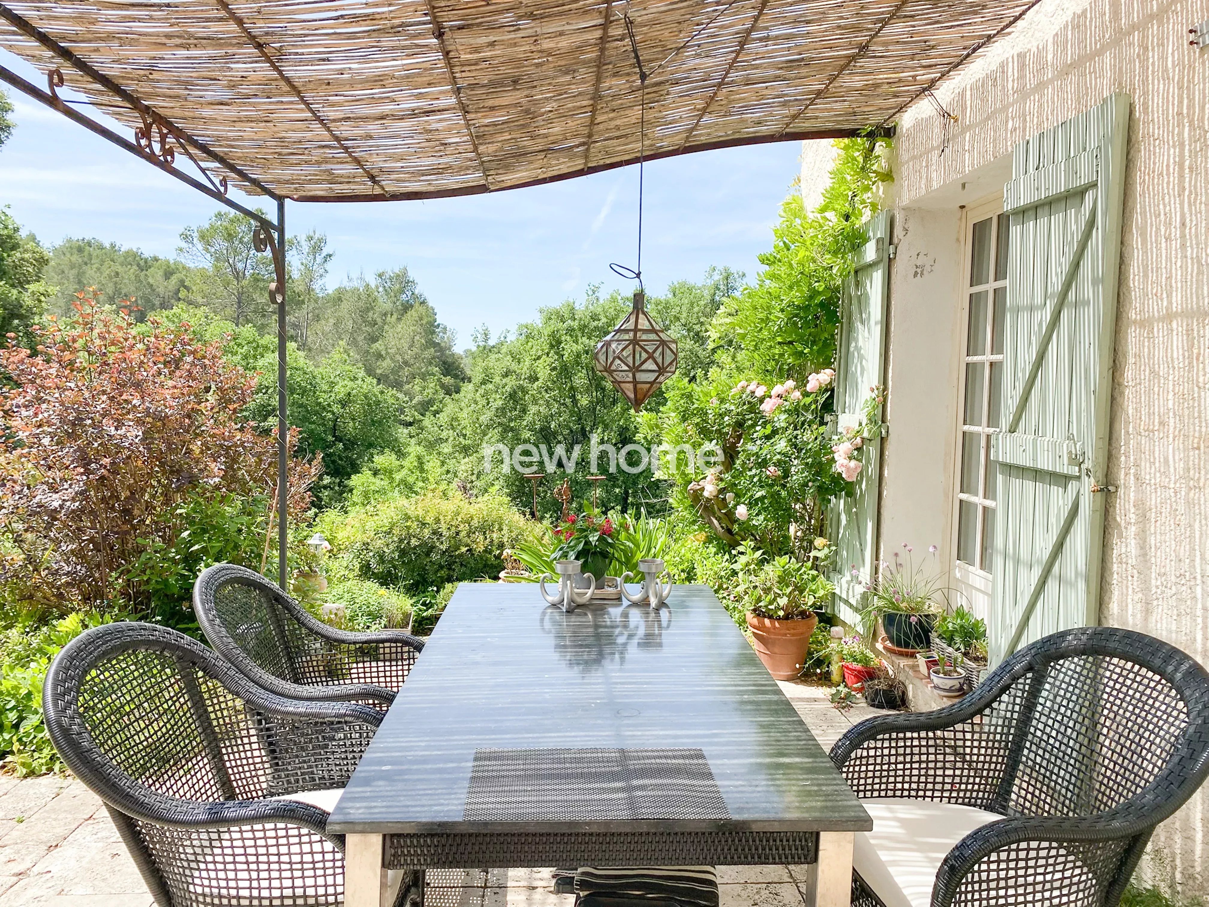 Maison spacieuse sur un terrain vaste et arboré