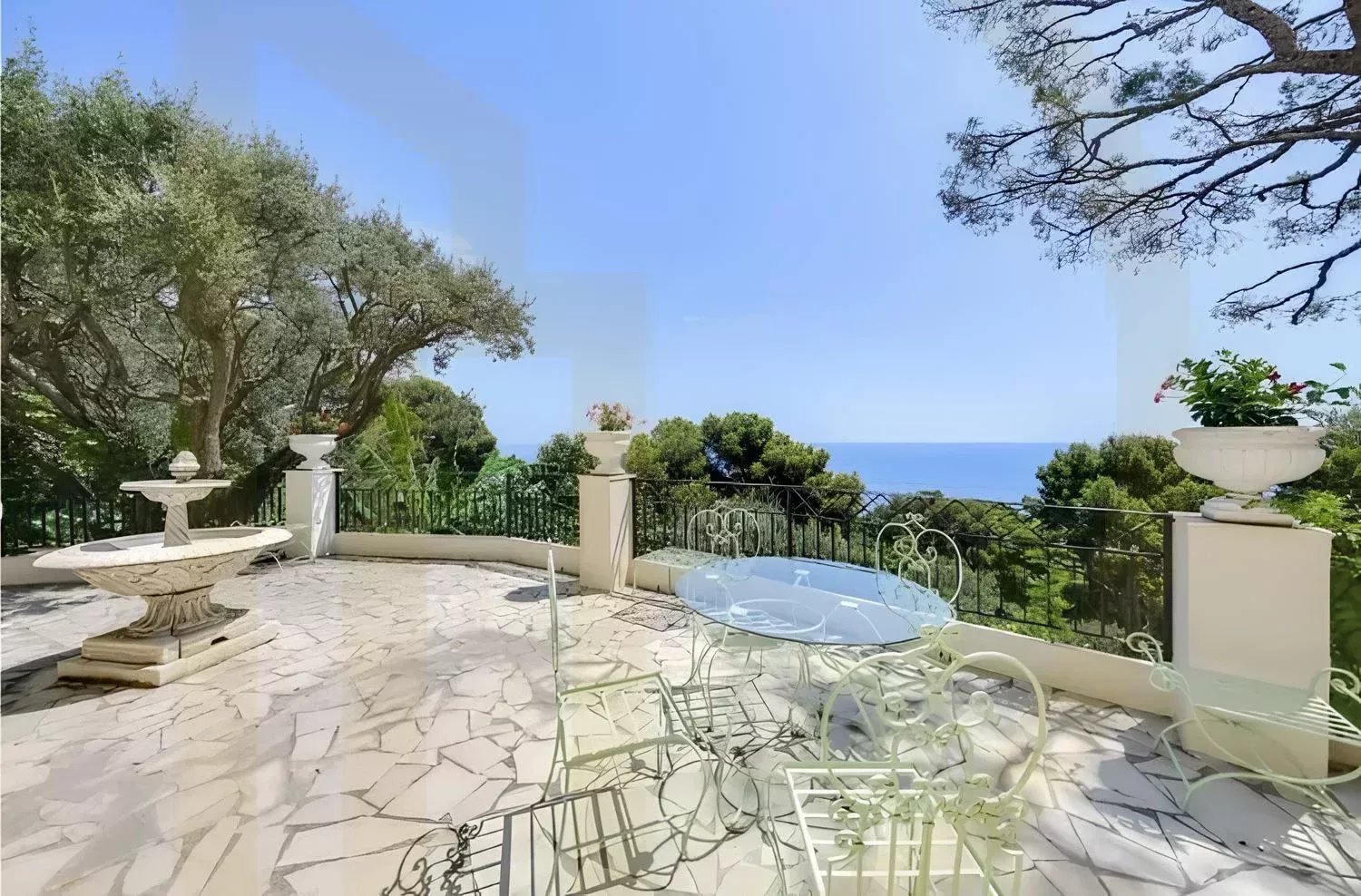 Magnifique appartement avec grande terrasse et vue mer à Cap D'Ail.