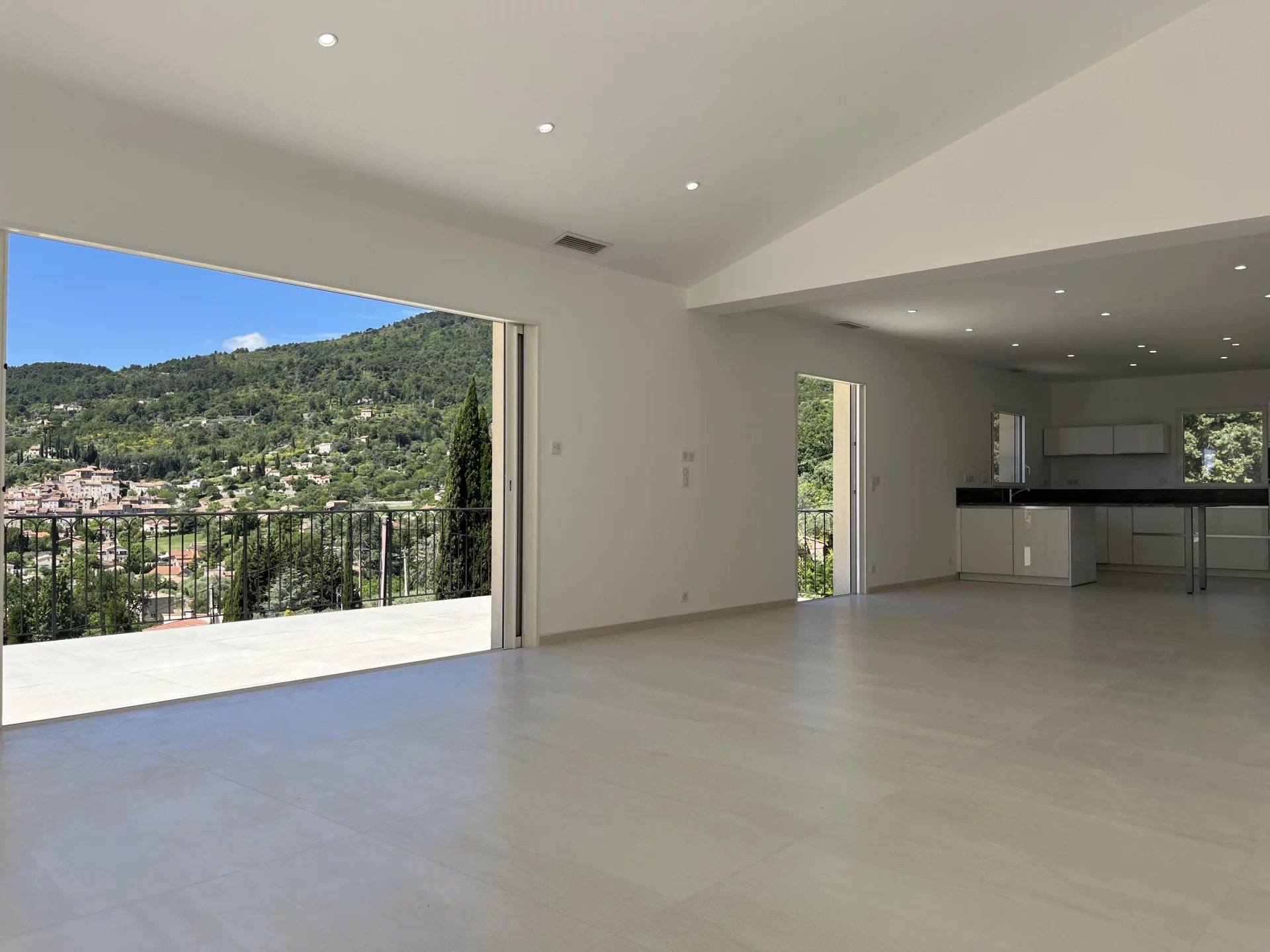 New build villa with panoramic views & walking distance - Seillans