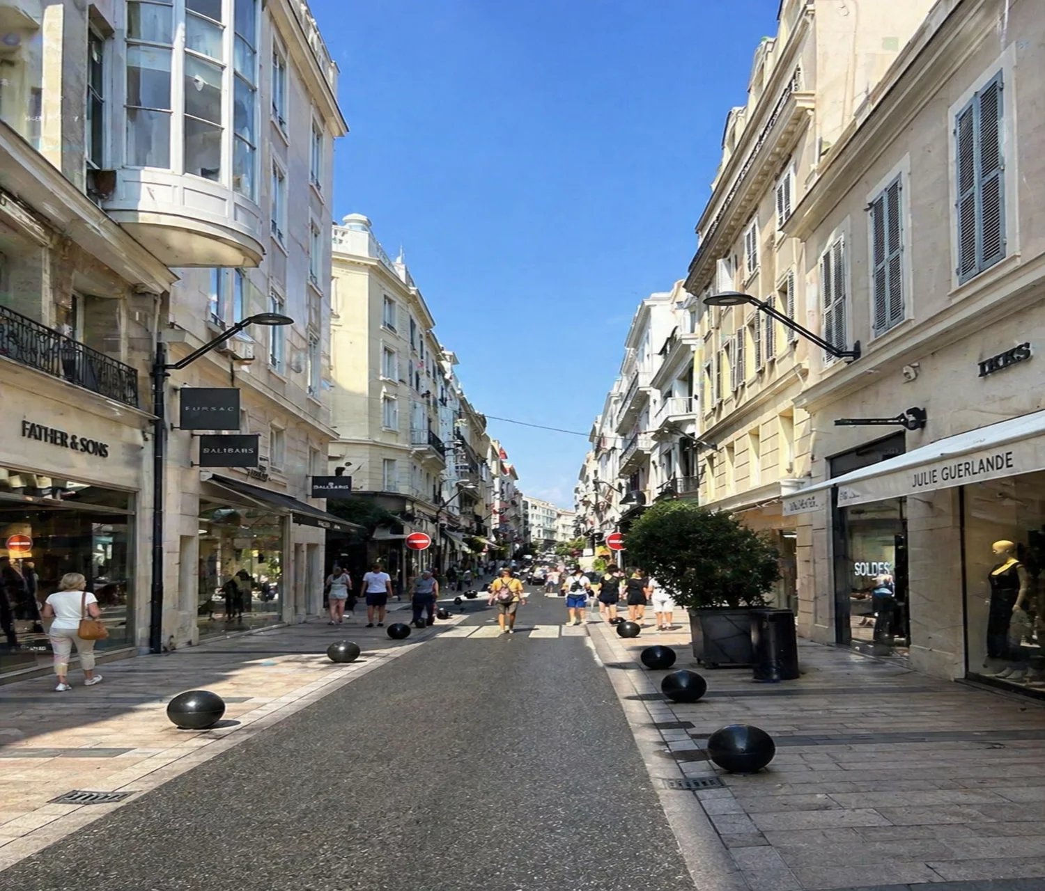 APPARTEMENT QUATRE PIÈCES - RUE D'ANTIBES - 06150 CANNES - Image Array