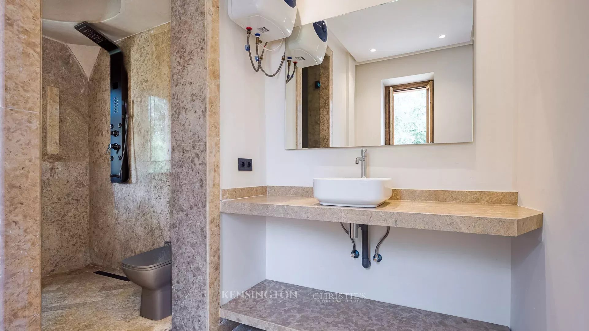6 Bedroom Villa/Townhouse's Image 28