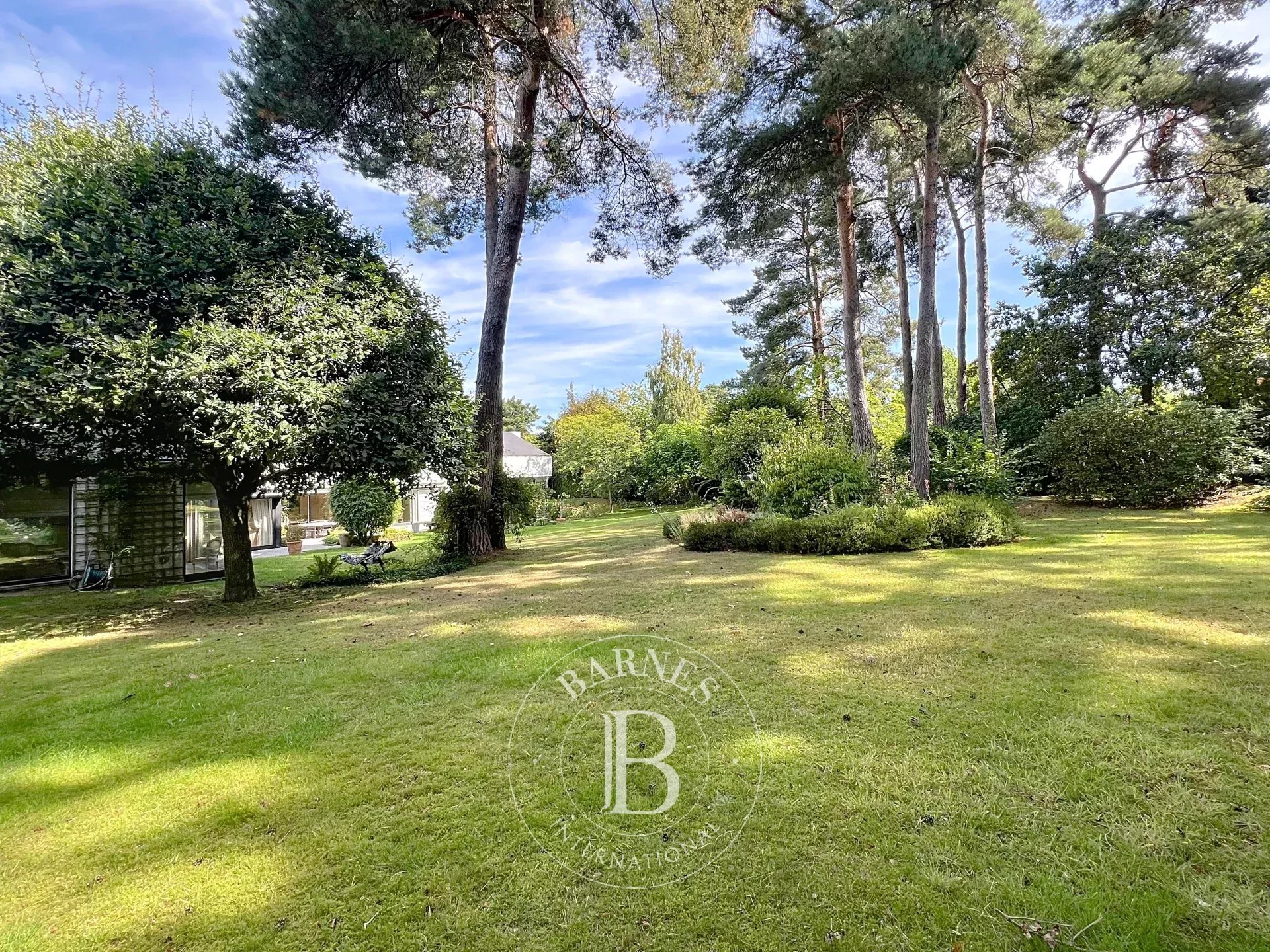 Uccle - Sublime villa Corbiau sur un beau terrain arboré