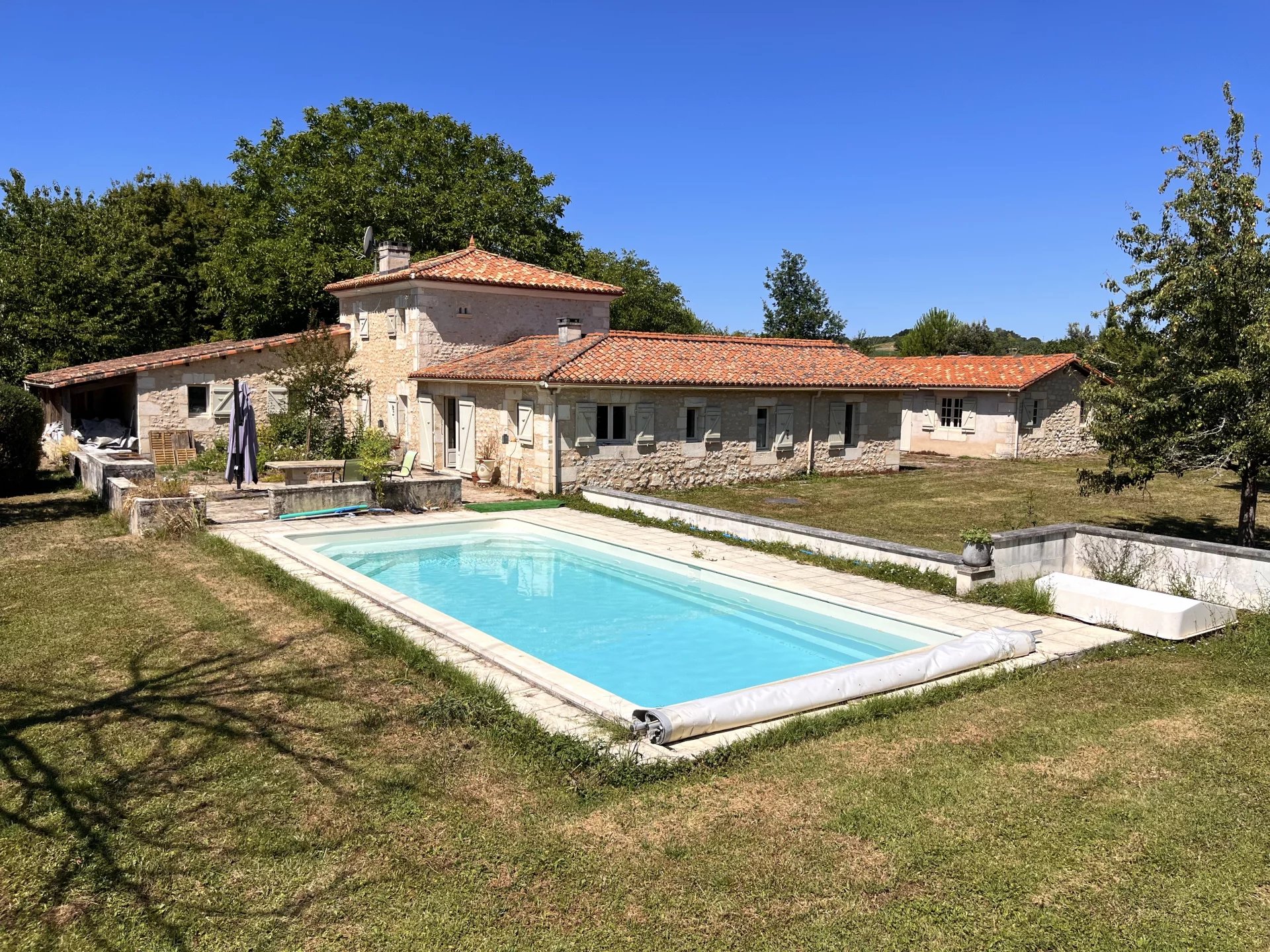 Charmante propriété avec piscine & maison d’amis!