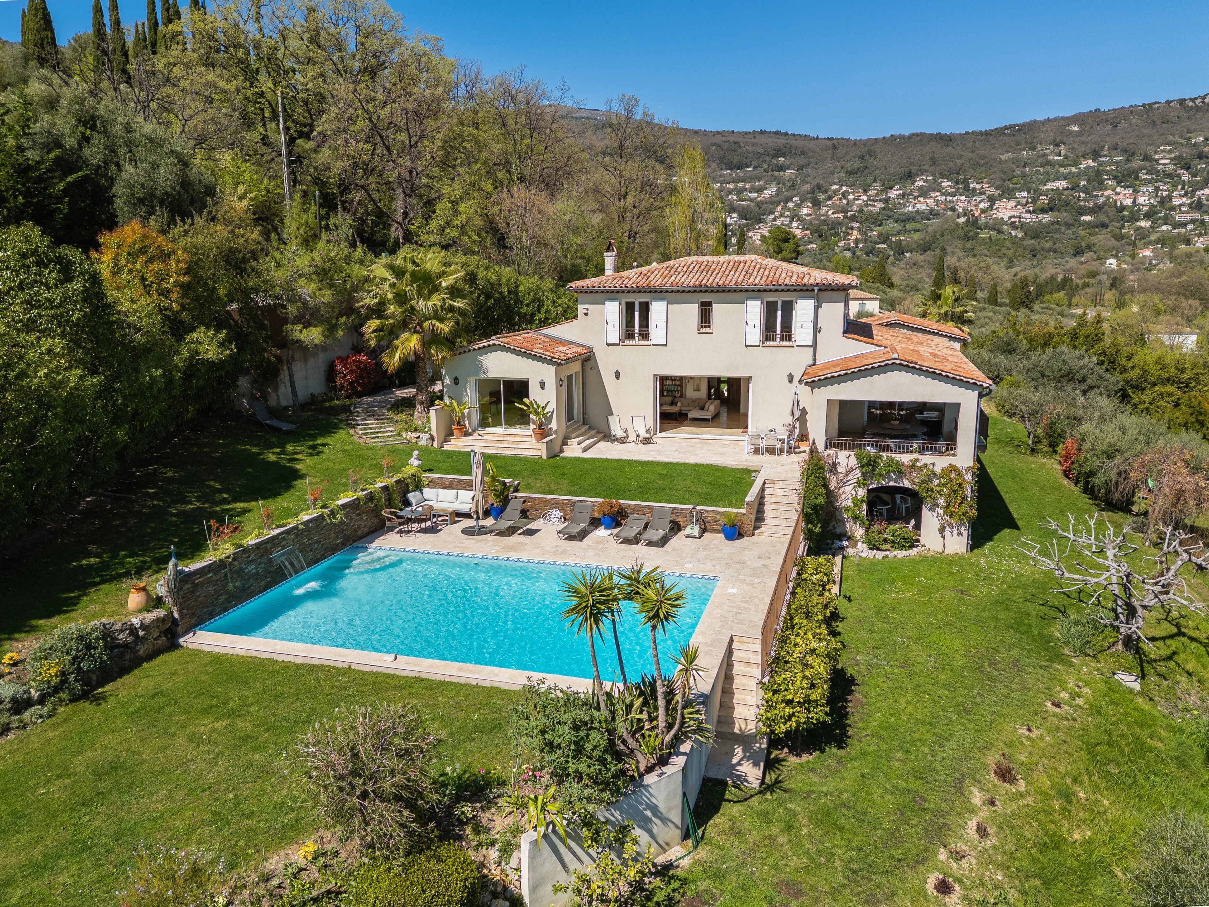 Luxurious 7br villa with panoramic views for a large family