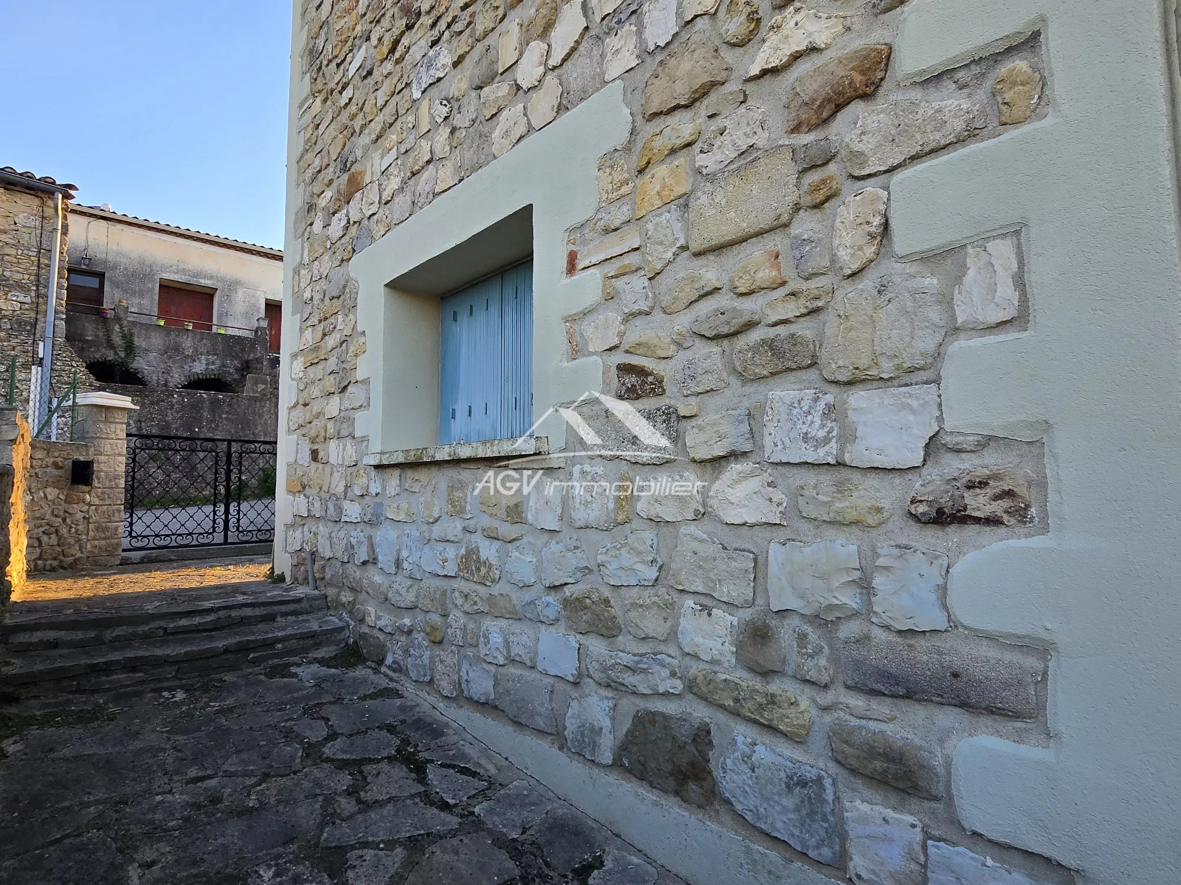 Maison en pierres, 2 logements,double garage