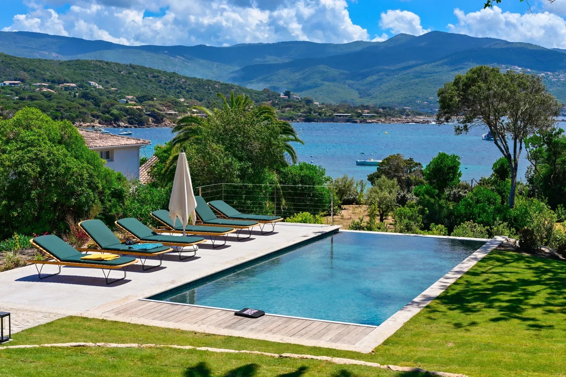 Villa ARIANA- 4 chambres, pieds dans l'eau, piscine