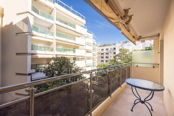 CANNES - CENTER - APARTMENT WITH PARTIAL SEA VIEW — photo 2