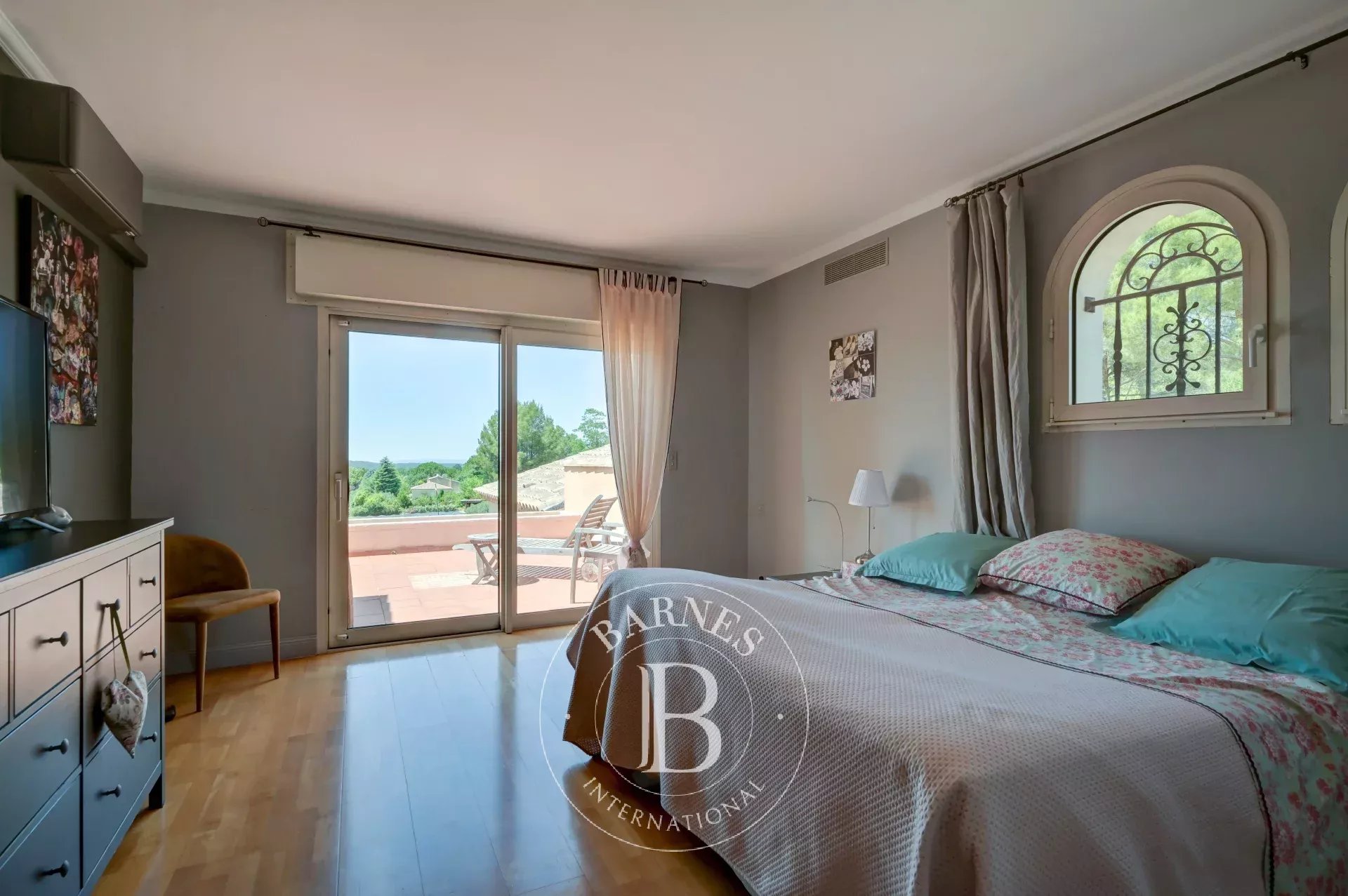 AIX-EN-PROVENCE – ARCHITECT VILLA – 6 SUITES – INFINITY POOL – LANDSCAPED GARDEN 1,1 HA - picture 16