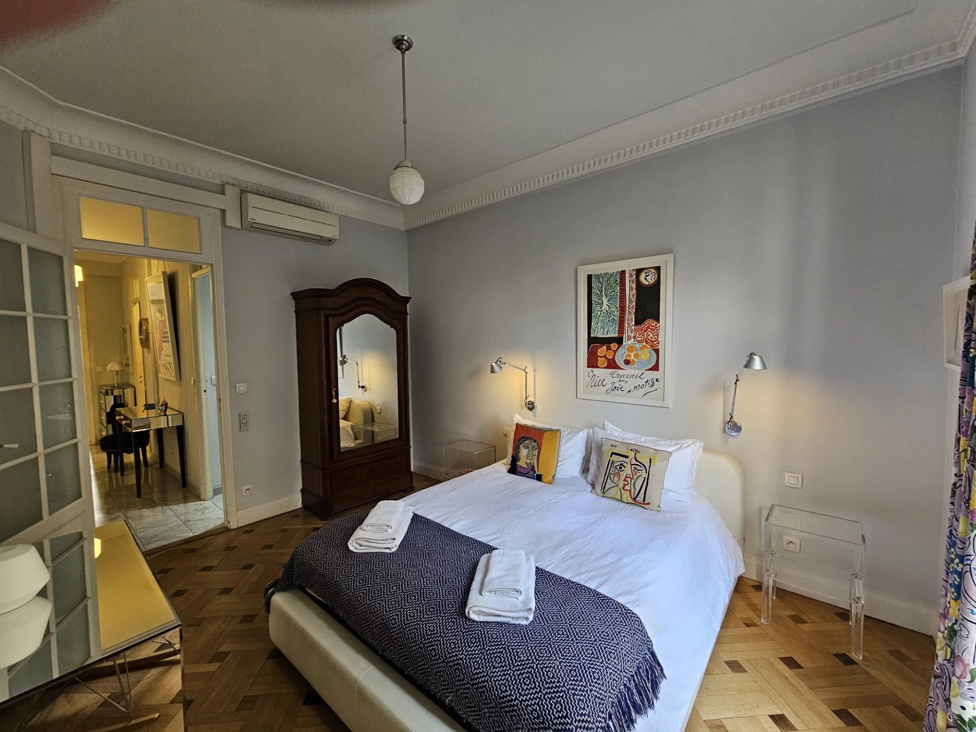 Spacious 2 room apartment in popular Carré d'Or